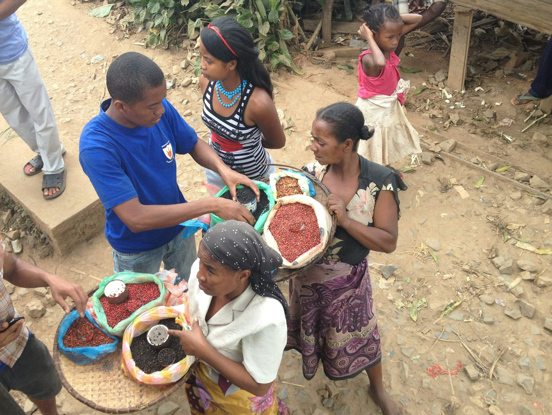 Dozens of small traders sell fritters, kebabs, sweets and snacks to hungry Malagasies and travellers at each stop © Emilie Filou / Lonely Planet