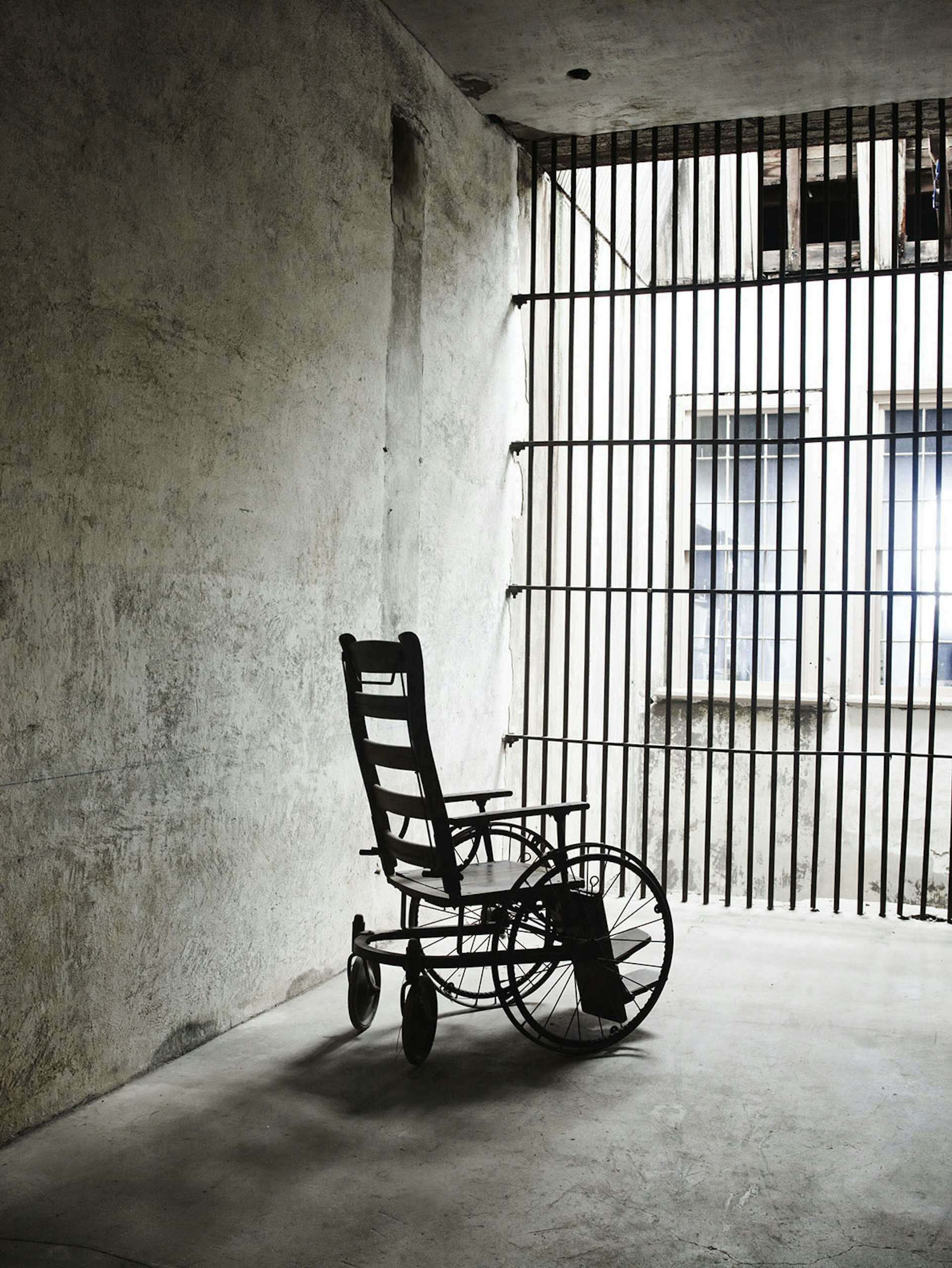 An antique wheelchair in a cell at Old Charleston Jail © Andrew Montgomery / Lonely Planet
