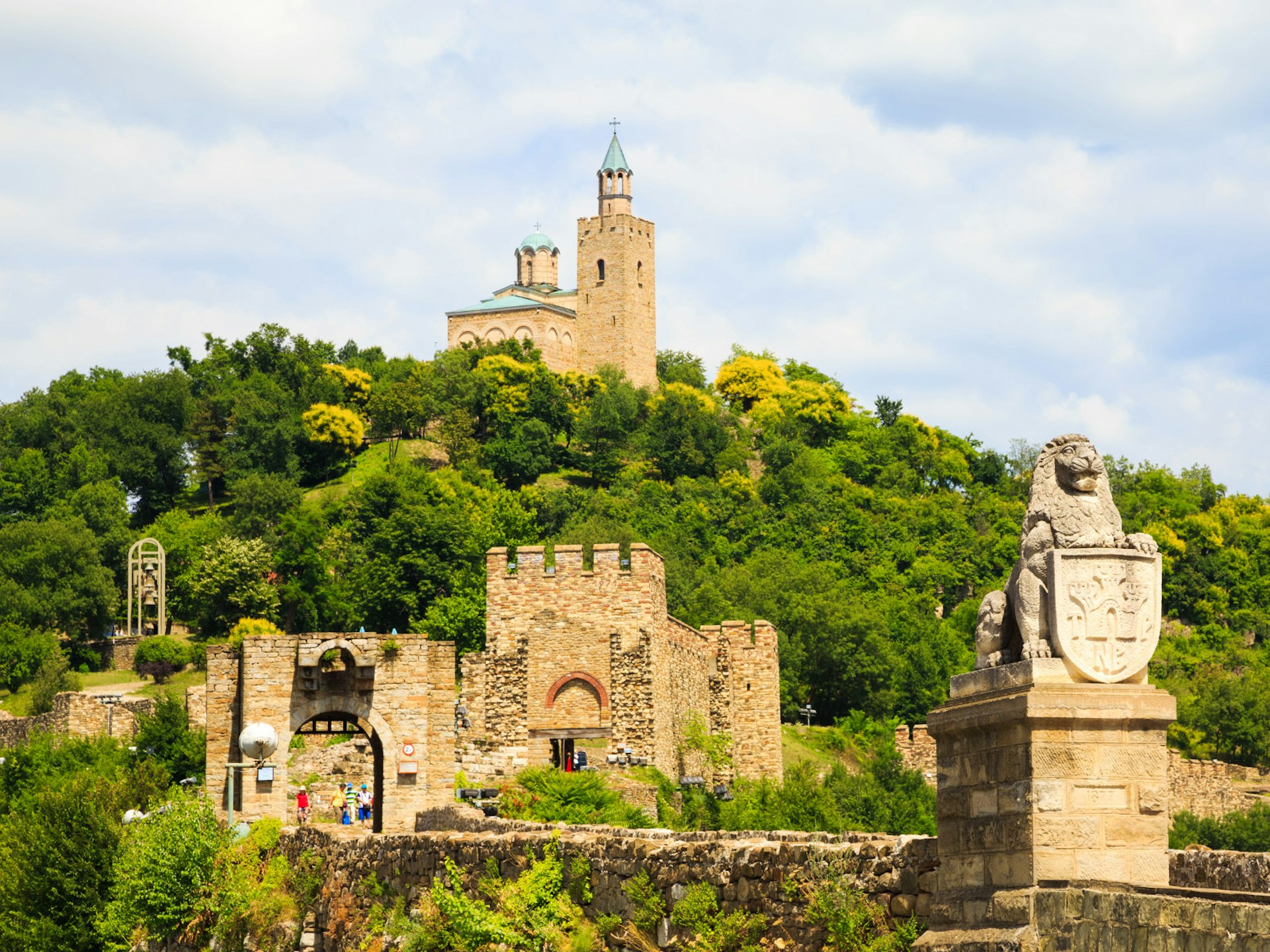 Veliko Târnovo’s medieval Tsarevets Fortress © Ongala / Shutterstock