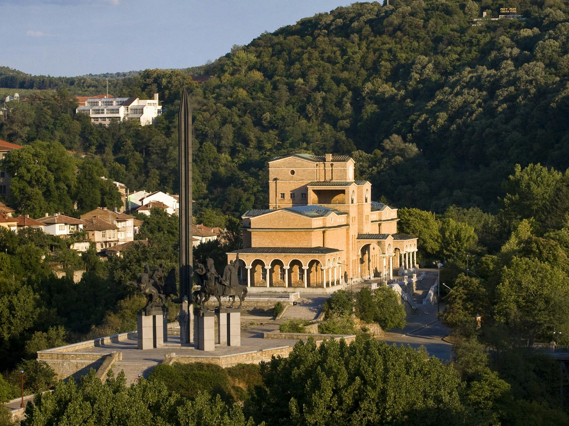 Veliko Târnovo’s Asenevtsi Monument and State Art Museum © internedko / Shutterstock