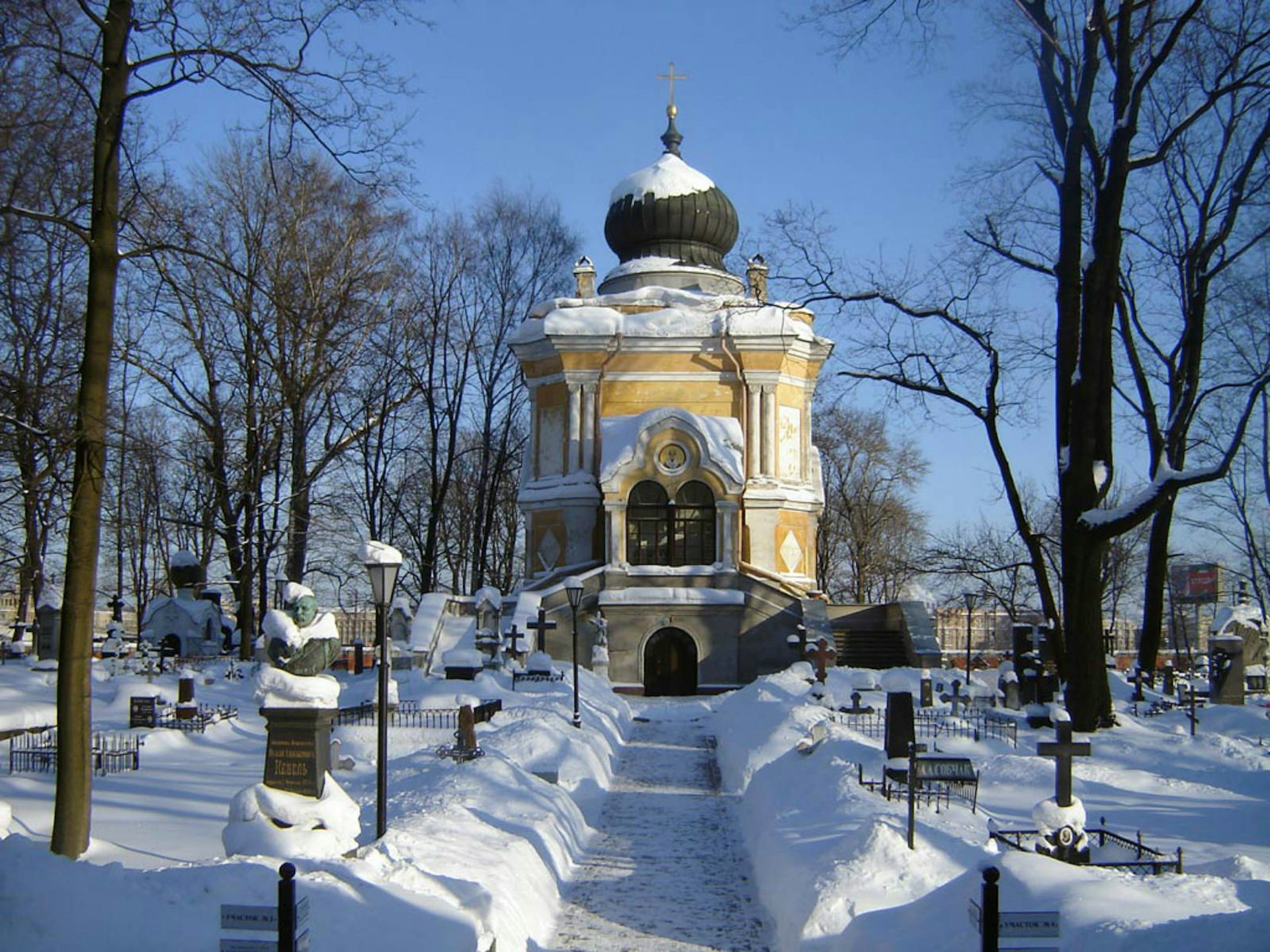 Alexander Nevsky Monastery, the gravesite of some famous Russian artists © Ksenia Elzes / Lonely Planet