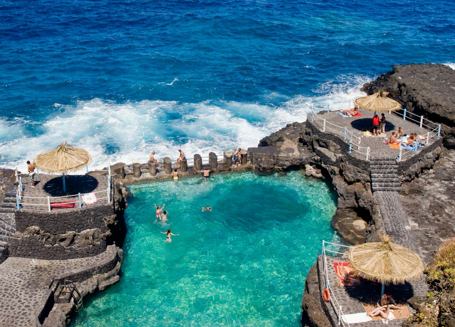 Piscinas Charco Azul © Lovethief Photography / Getty Images