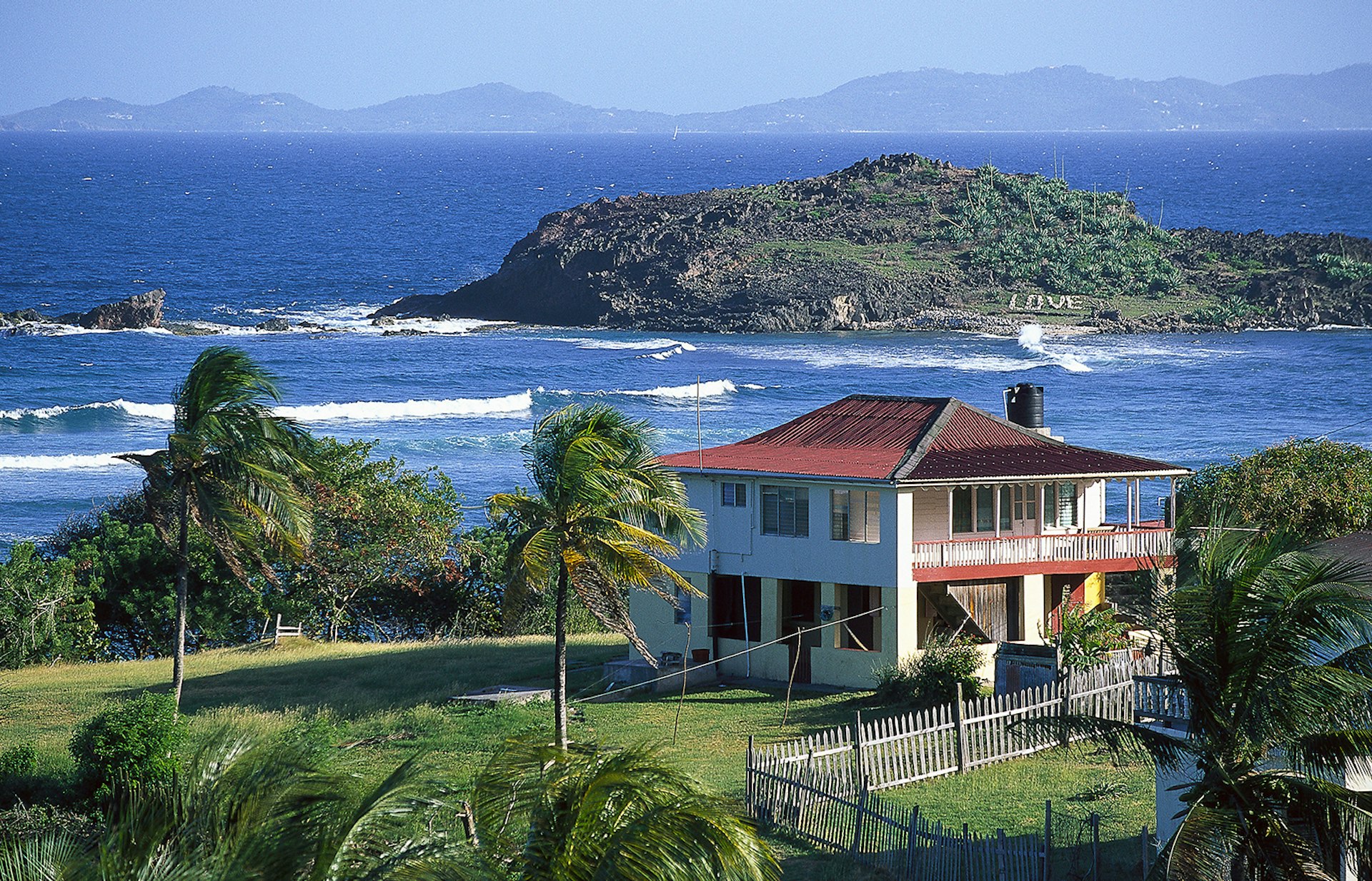 A house on Friendship Bay in Bequia © Hauke Dressler / LOOK-foto / Getty Images