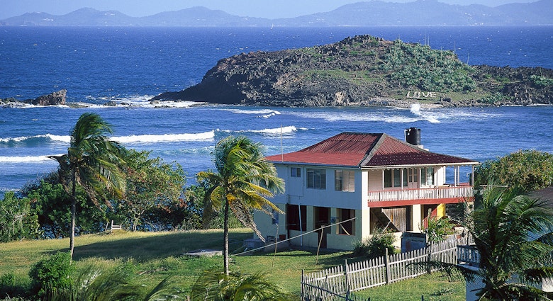 Features - House at Friendship Bay in the sunlight, Bequia, St. Vincent, Grenadines, Caribbean, America