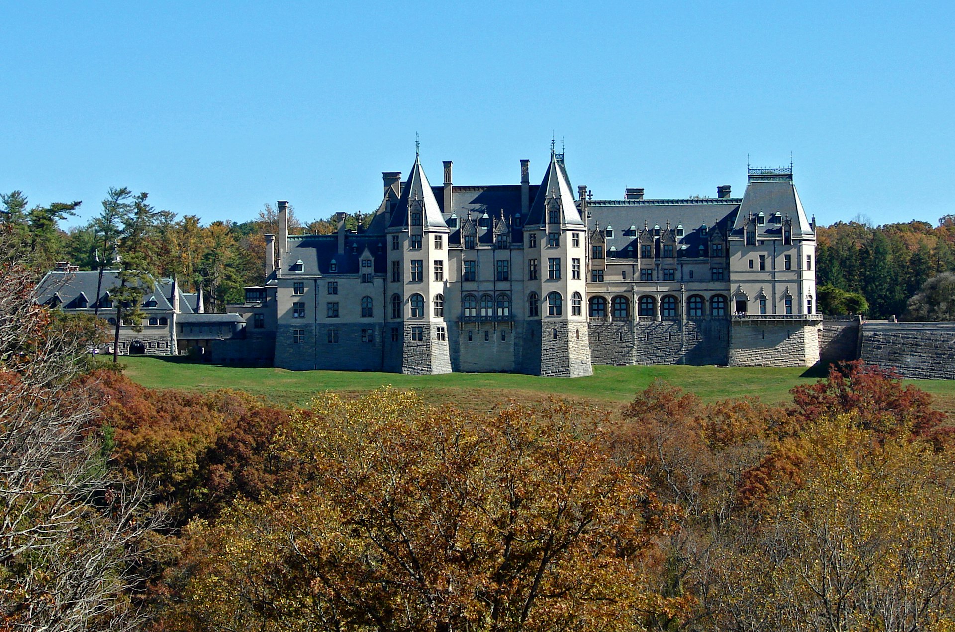 The Biltmore mansion, a Vanderbilt summer home, is stunning in its excess © Miami Herald / MCT / Getty Images