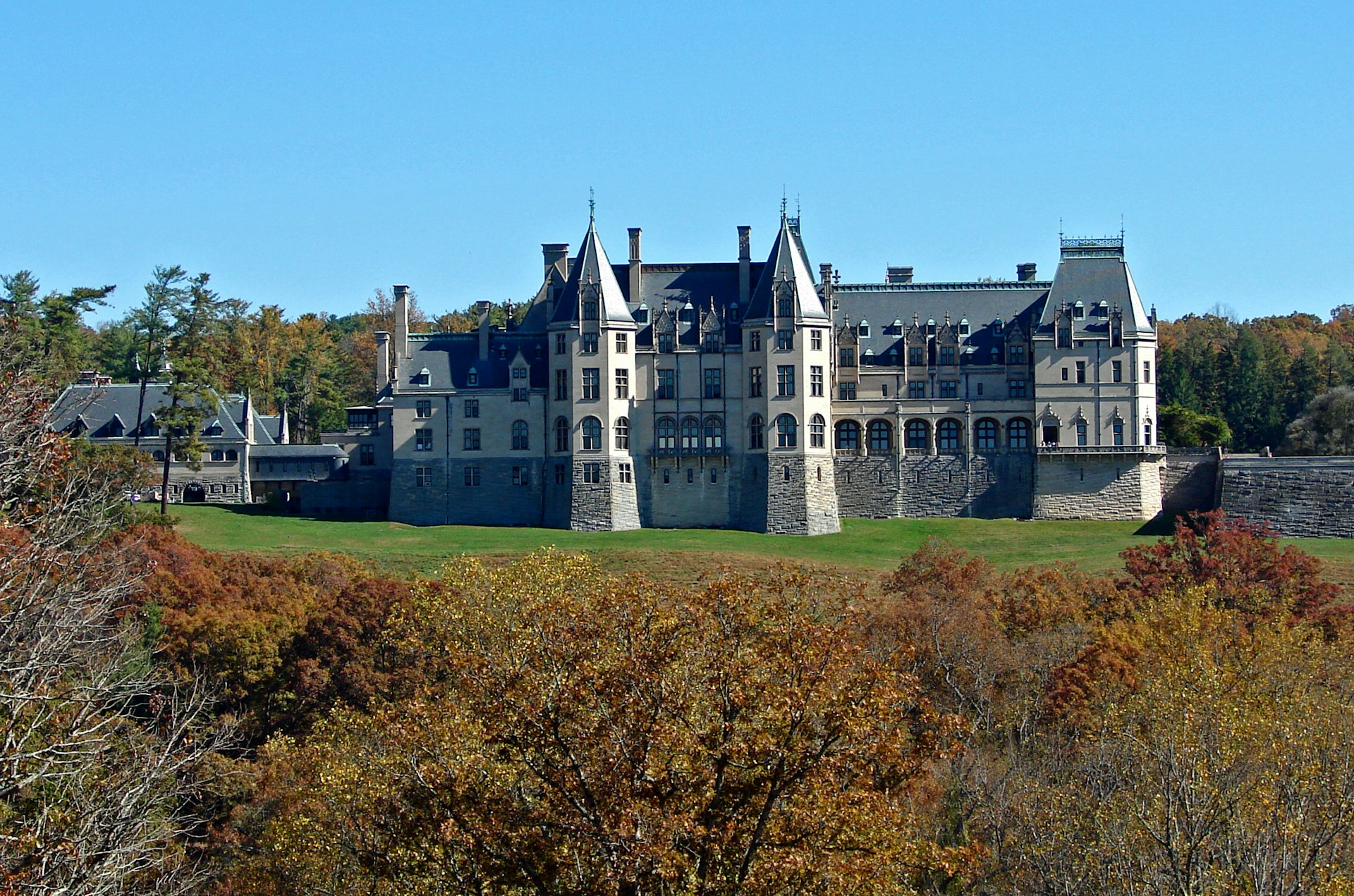 The Biltmore mansion, a Vanderbilt summer home, is stunning in its excess © Miami Herald / MCT / Getty Images