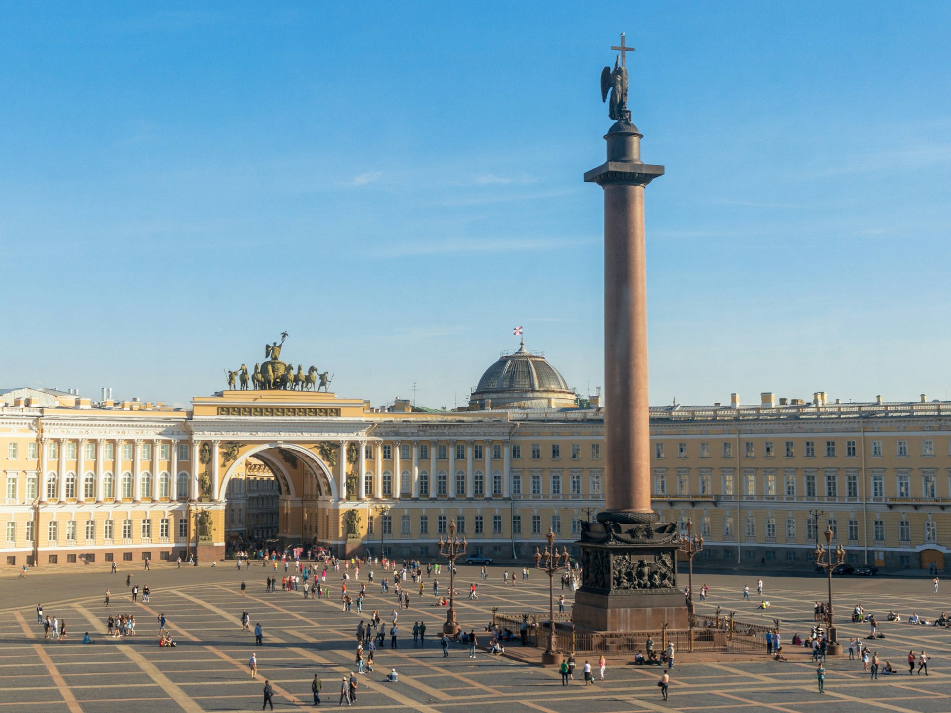The monumental Palace Square, starting point for free walking tours © Pelikh Alexey / Shutterstock