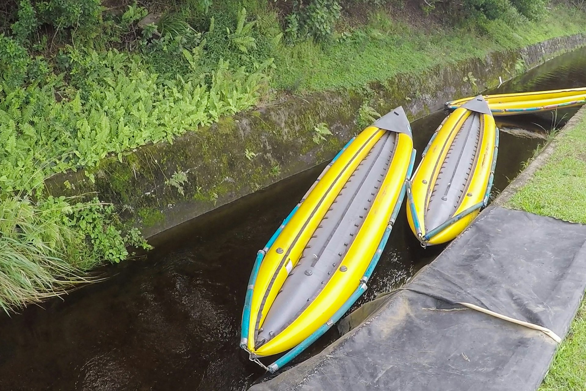 Inflatable kayaks await passengers in the Kohala Ditch © Alexander Howard / Lonely Planet