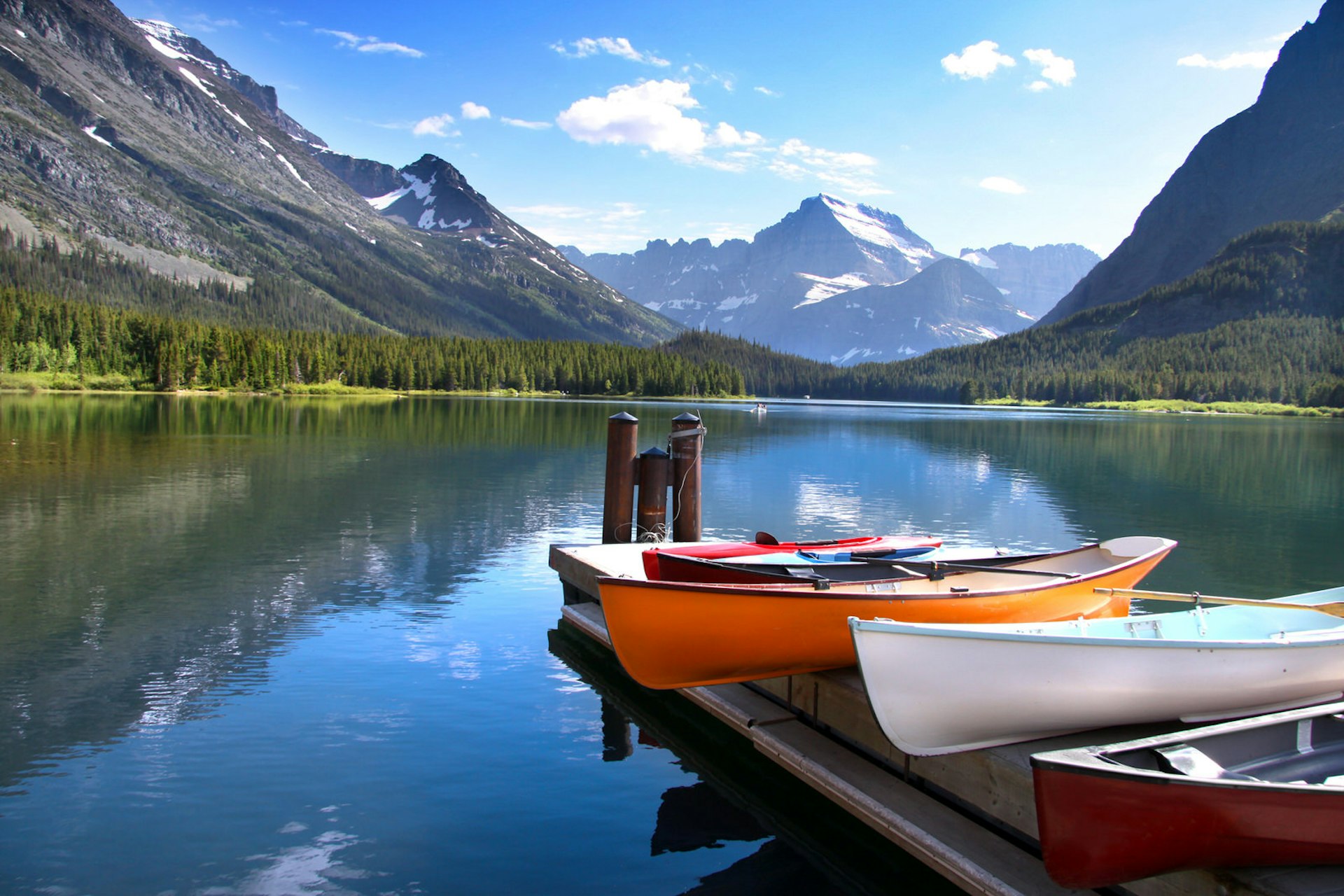 Swiftcurrent Lake in Glacier National Park © SNEHIT / Shutterstock 