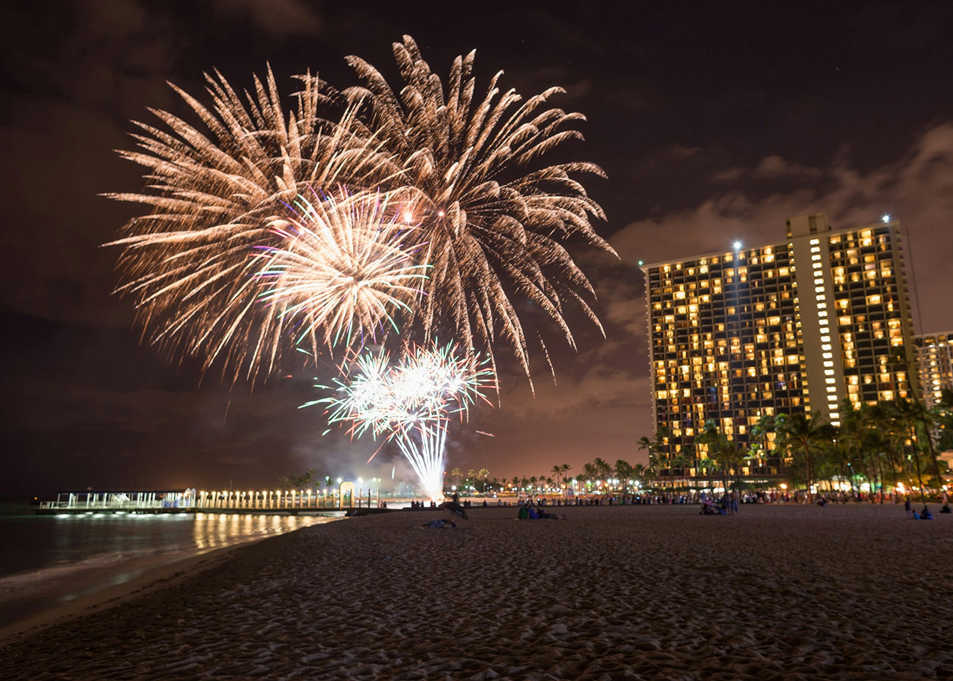 Fireworks on Waikiki Beach, O'ahu, Hawaii © Eric Dugan / Getty Images