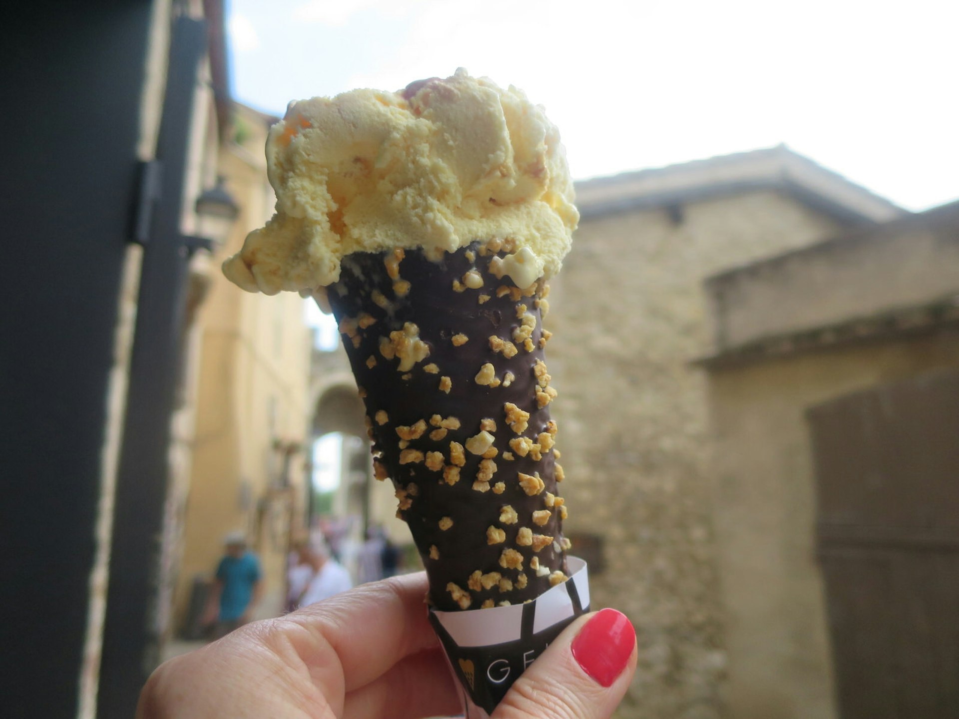 Crema catalana ice cream from Gelatiamo in Besalú © Karyn Noble / Lonely Planet