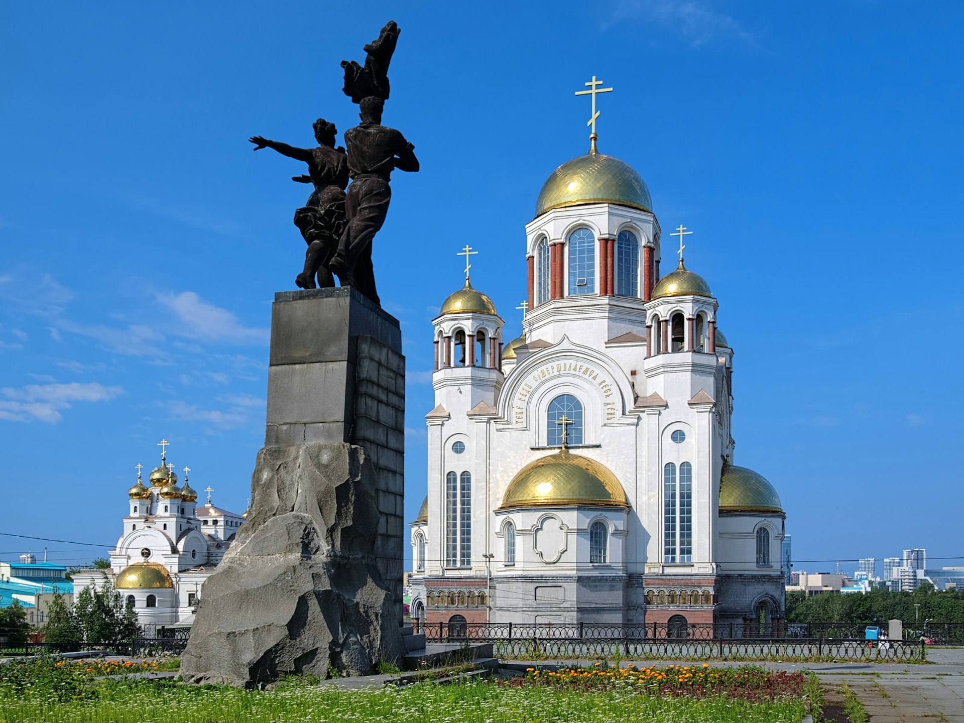 The Monument to Komsomol of Ural facing the Church upon the Blood © Mikhail Markovskiy / Shutterstock