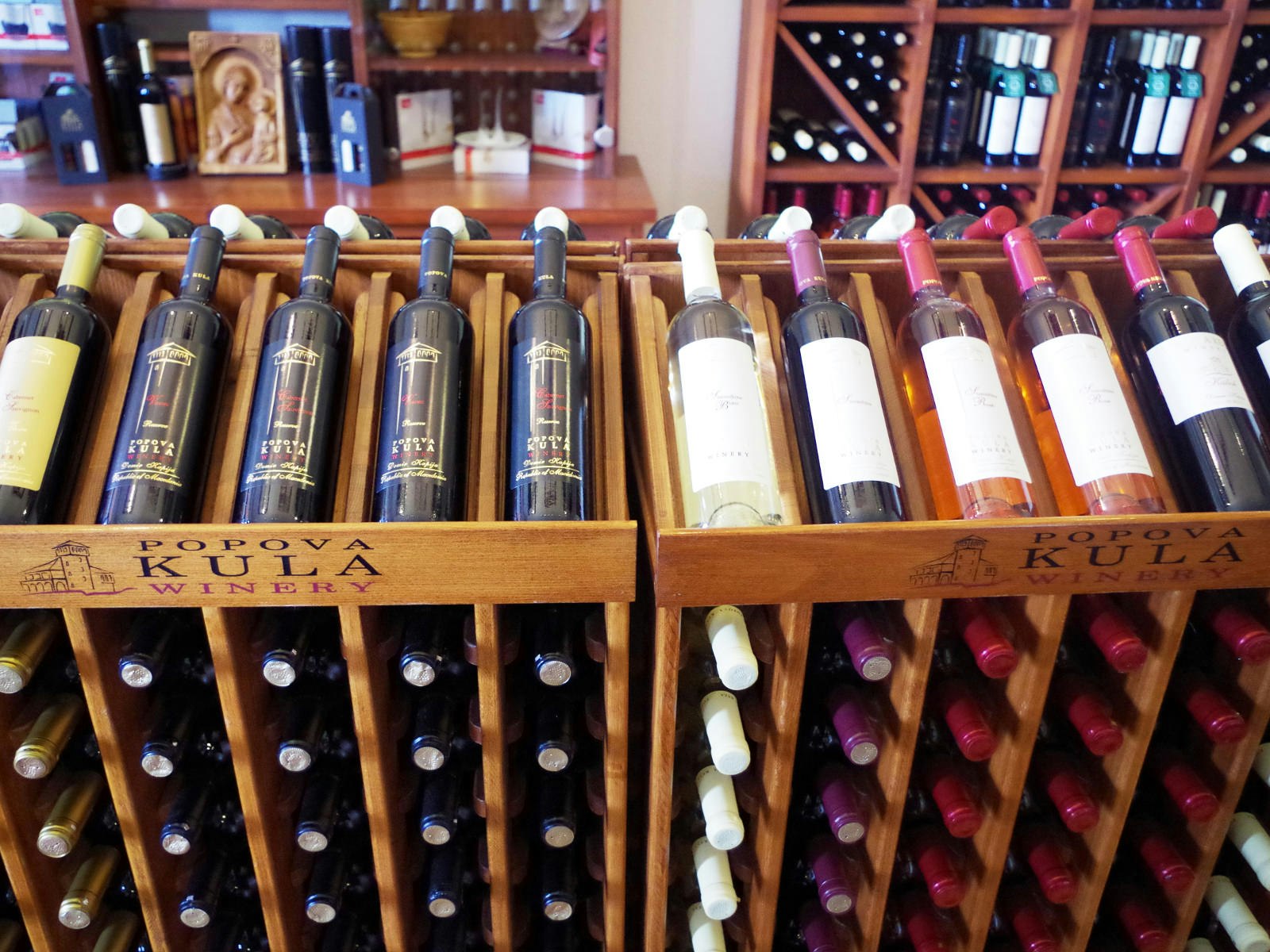 Wine bottles at the Popova Kula winery shop © Cibrev / CC BY-SA 4.0