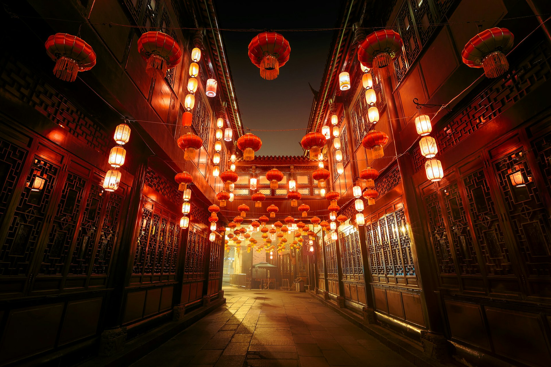 Jinli Ancient Street in Chengdu lit up for the Lantern Festival © kiszon pascal / Getty