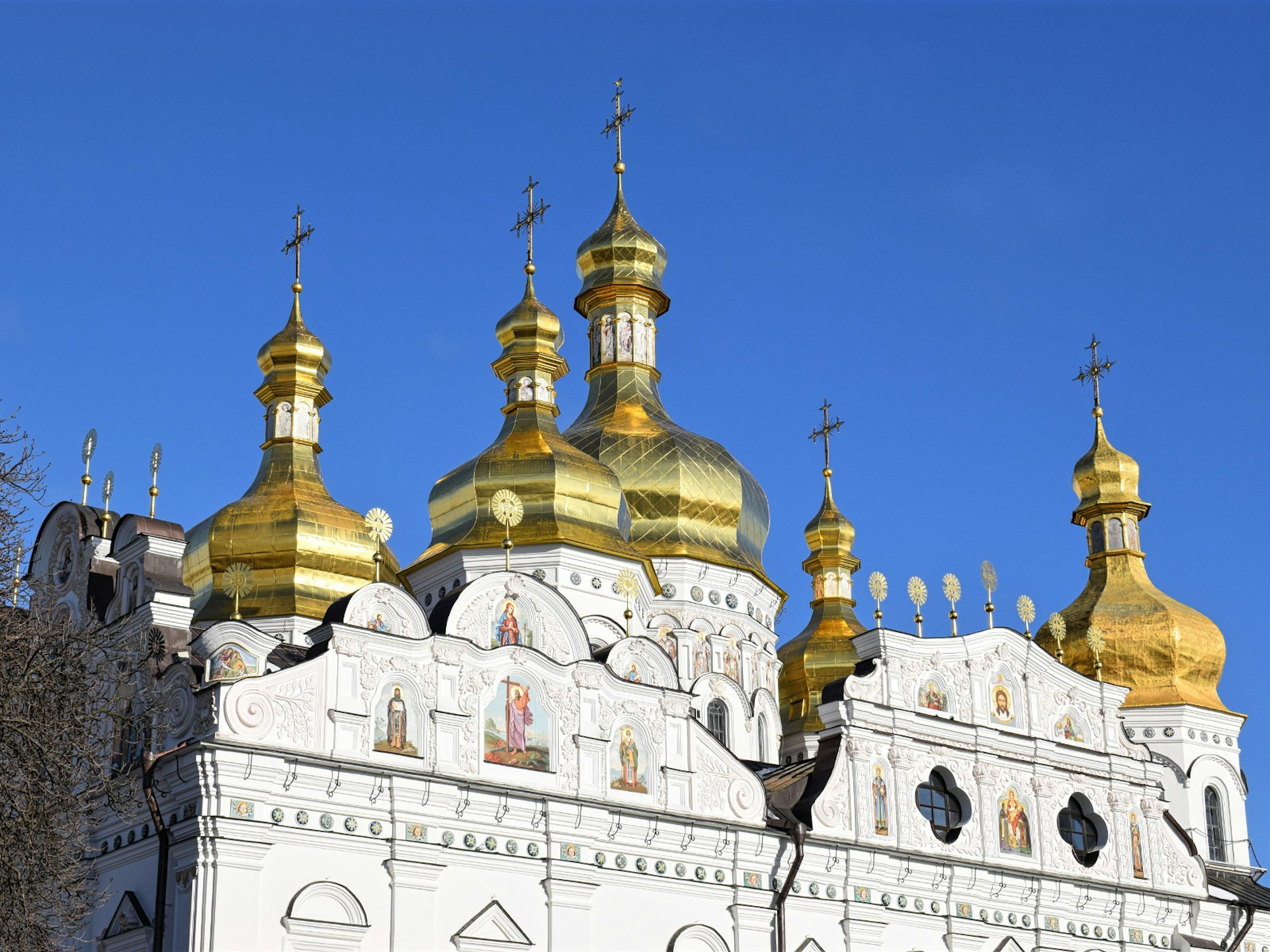 The golden domes of the Dormition Cathedral at Kyevo-Pecherska Lavra © Pavlo Fedykovych / Lonely Planet