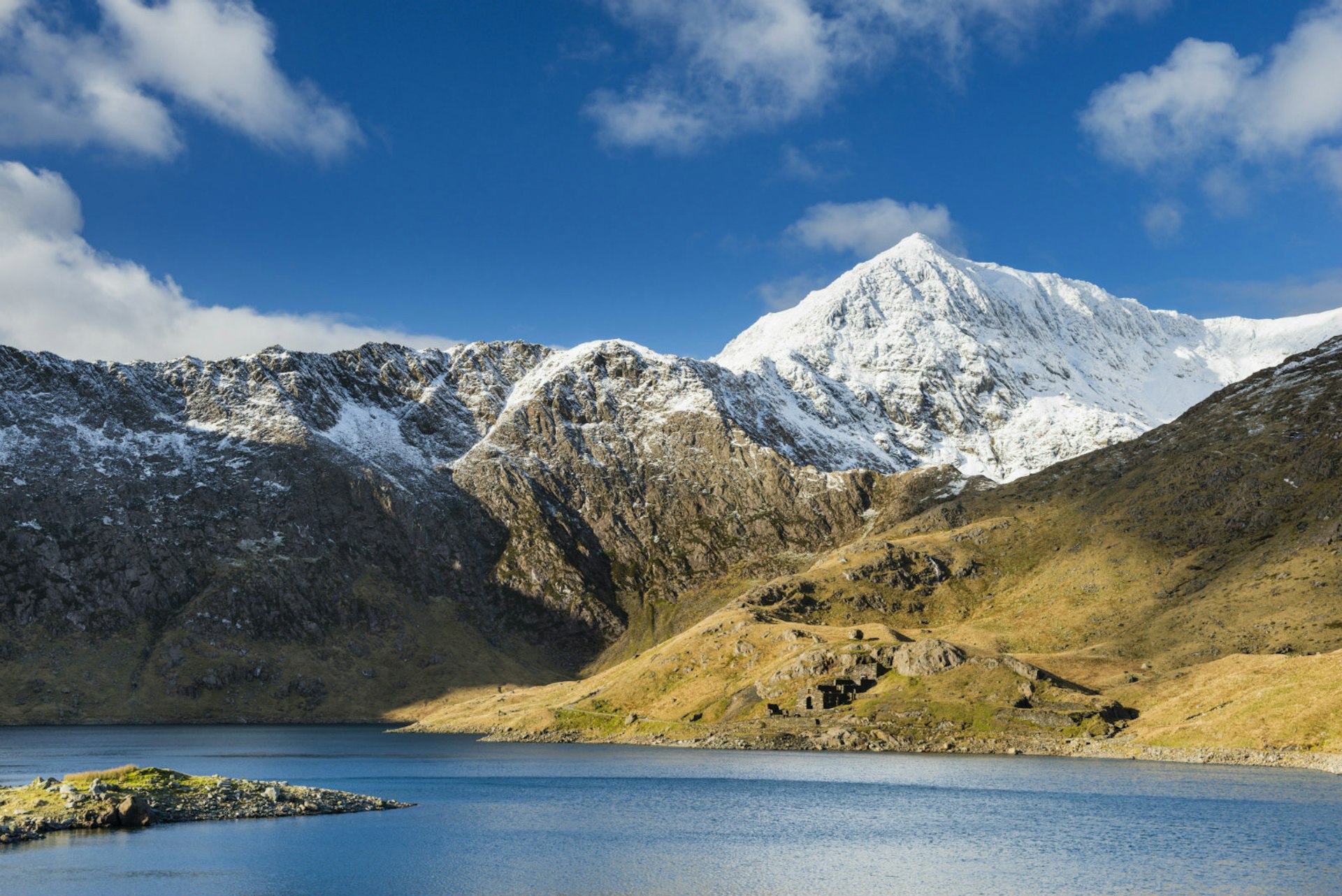 Snowdonia in the sunshine © Justin Foulkes / Lonely Planet