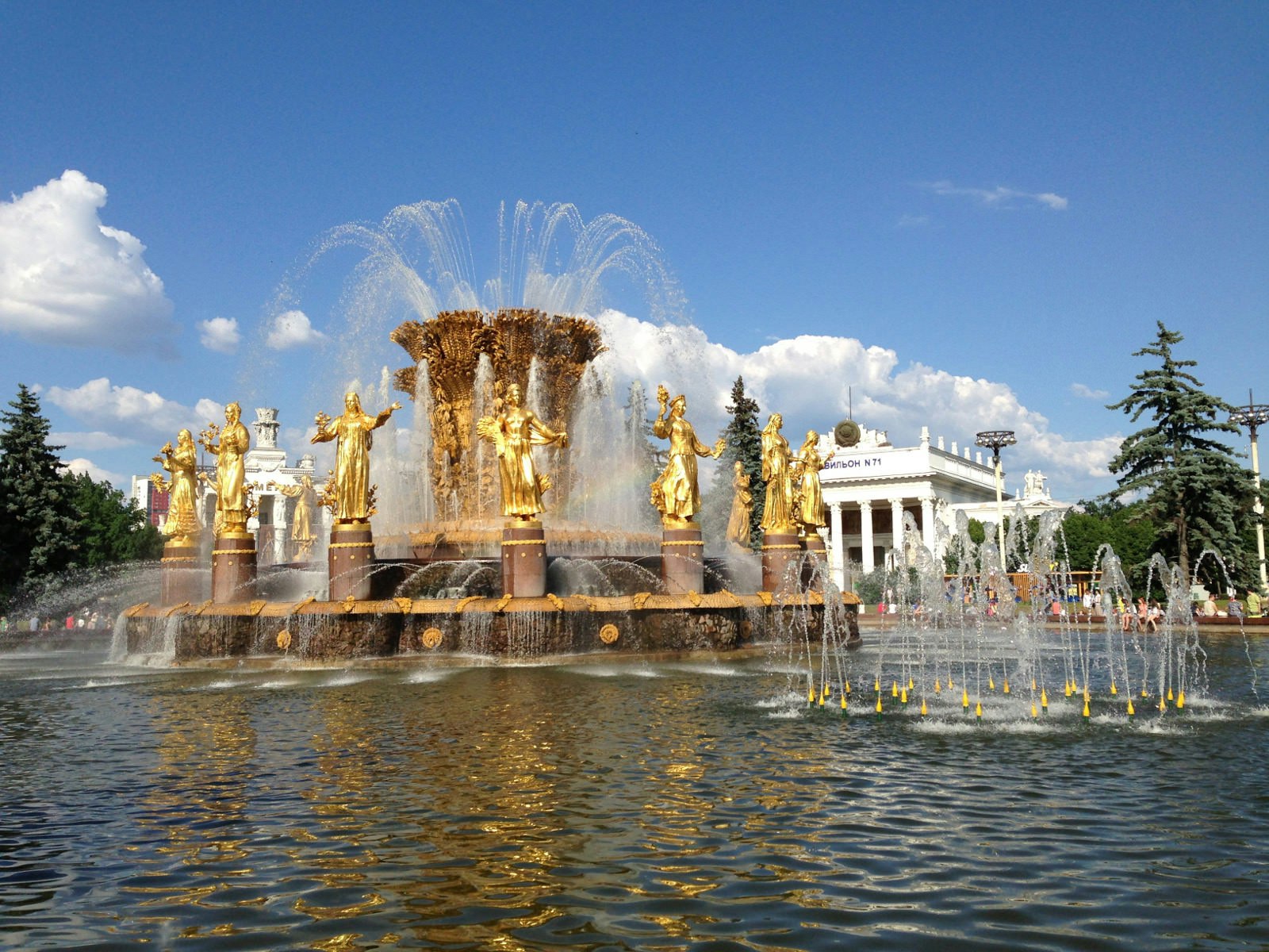 Opulent fountains and pavilions at VDNKh © Kira Tverskaya / Lonely Planet