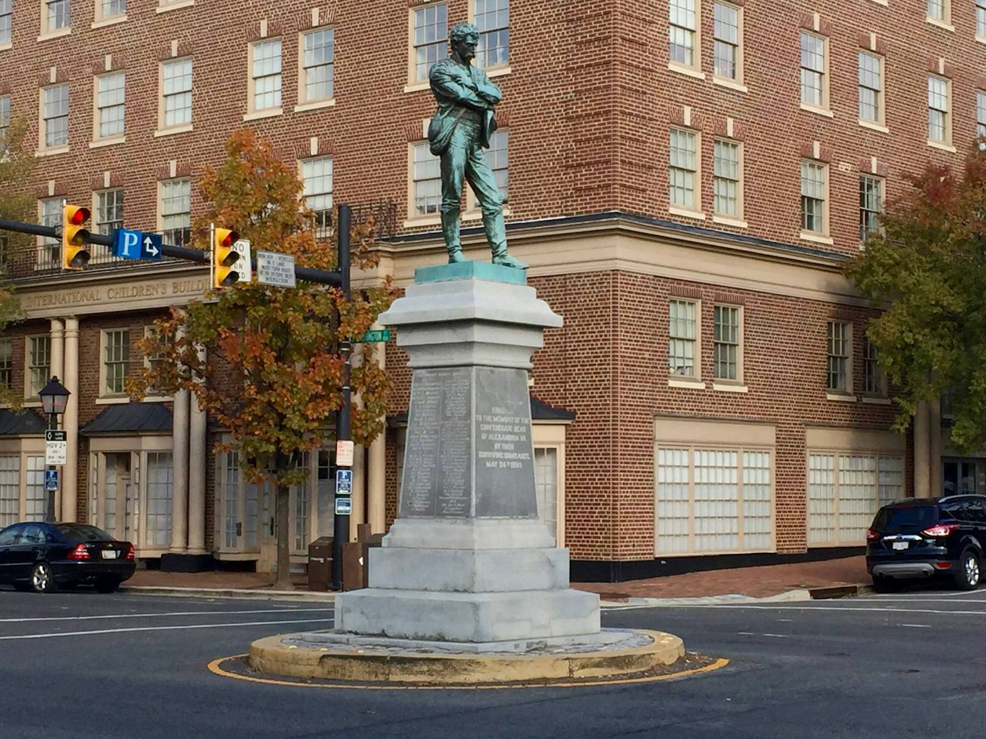 This bronze statue of a Confederate soldier is a reminder of Alexandria's Southern roots © Barbara Noe Kennedy / Lonely Planet