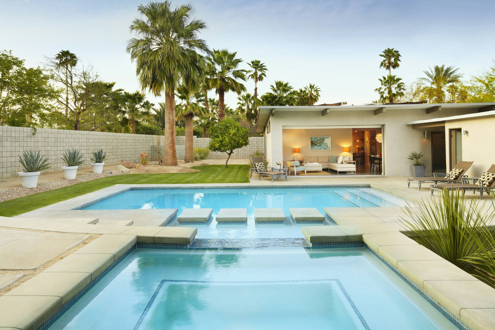 Palm Springs' sleek architecture and design is best experienced during Modernism Week © Trinette Reed / Getty Images