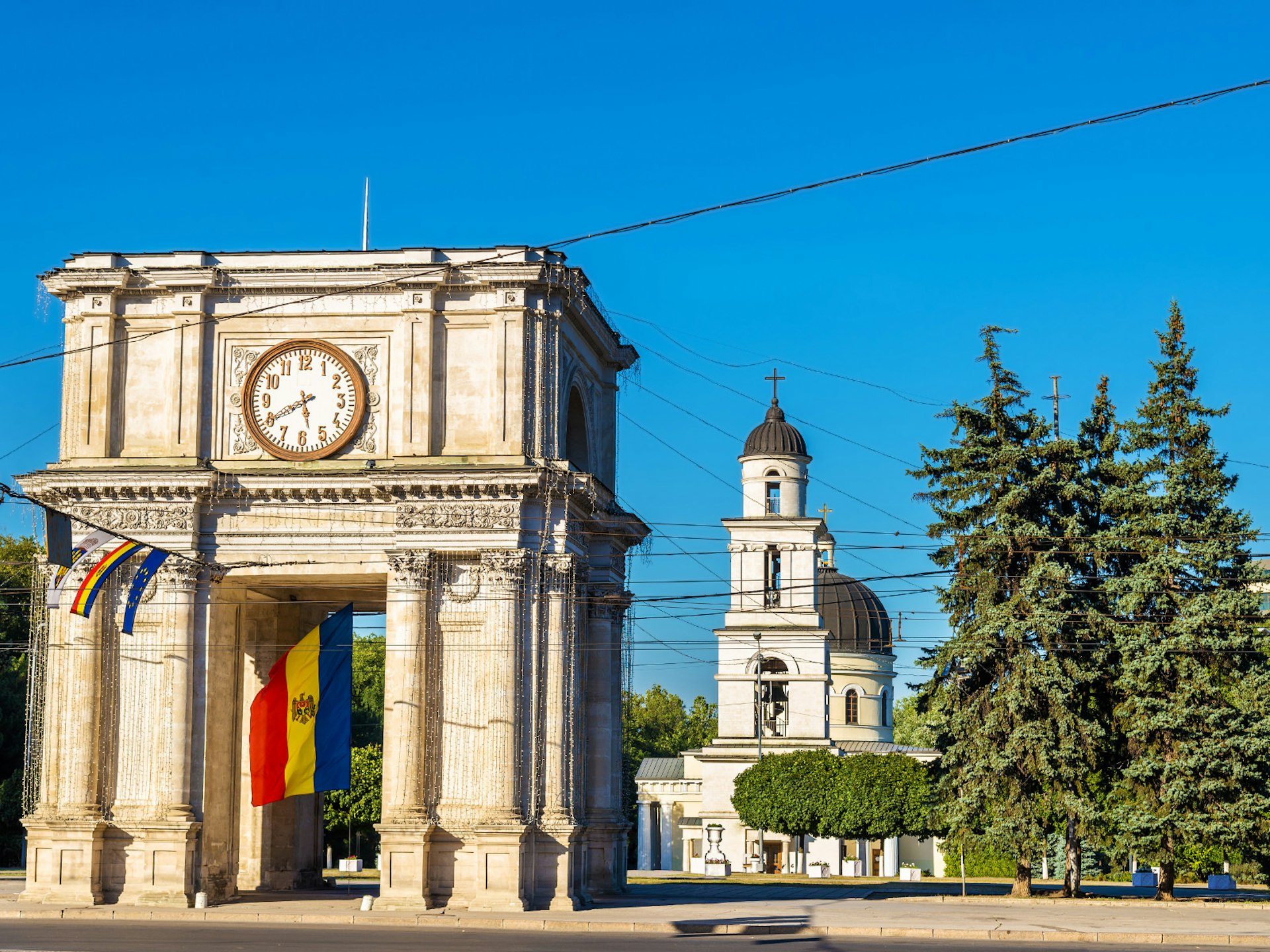 Chişinău’s Triumphal Arch in Parcul Catedralei © Leonid Andronov / Shutterstock