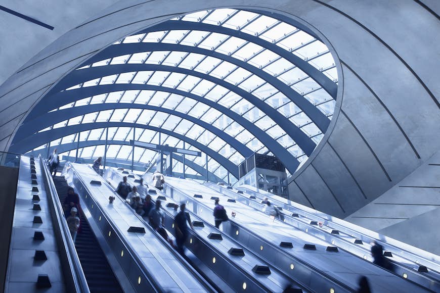 Tunnelbanestation vid Canary Wharf i London © Bim / Getty Images