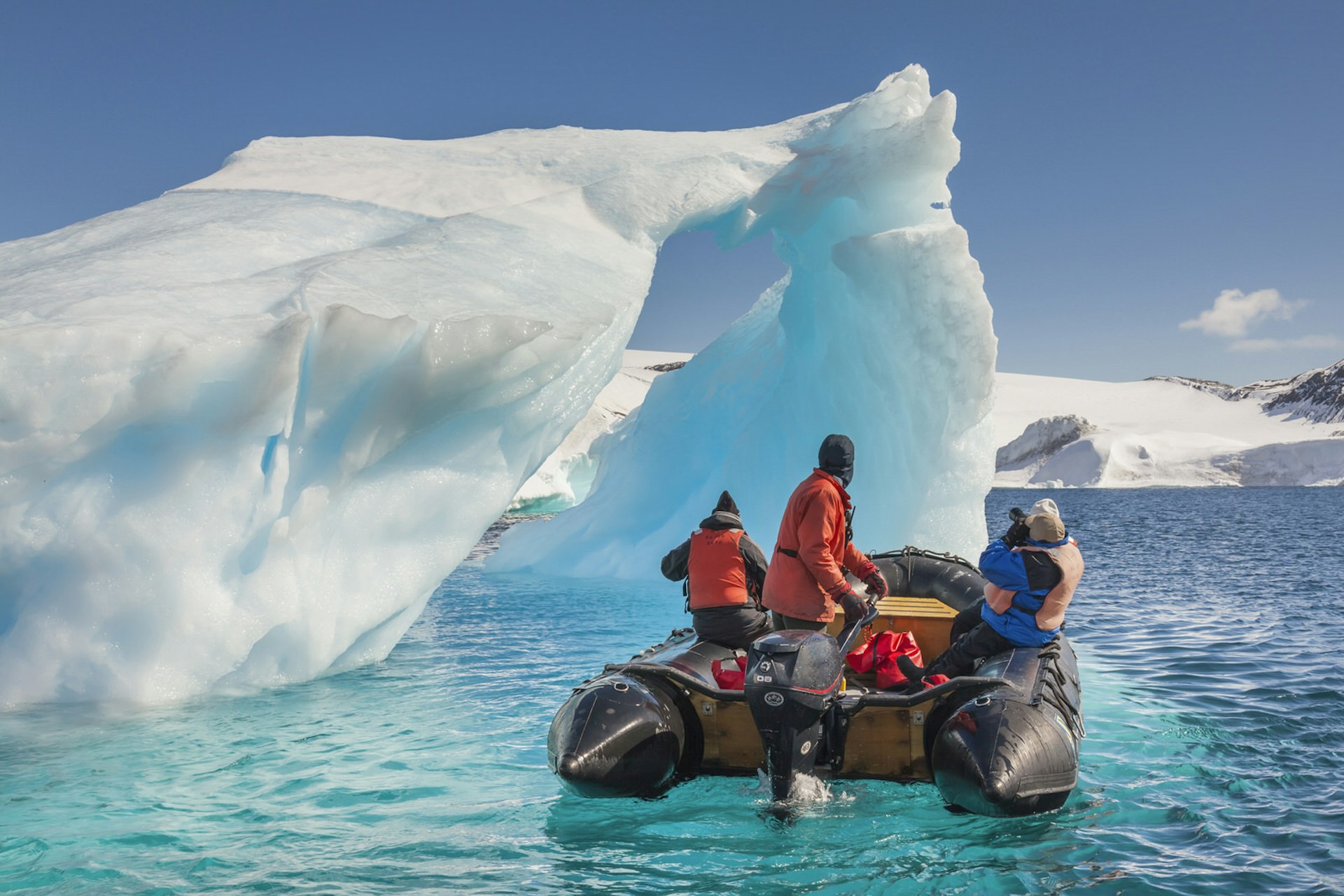Tourists on a Zodiac exploring the icebergs of the Antarctic Peninsula © Patrick Endres / Getty Images