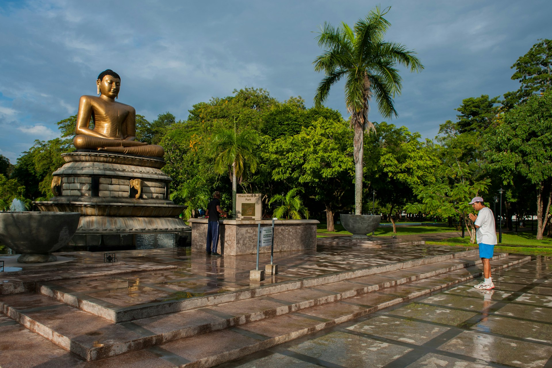 Serene surroundings in Colombo's Viharamahadevi Park © Kevin Clogstoun / Getty Images