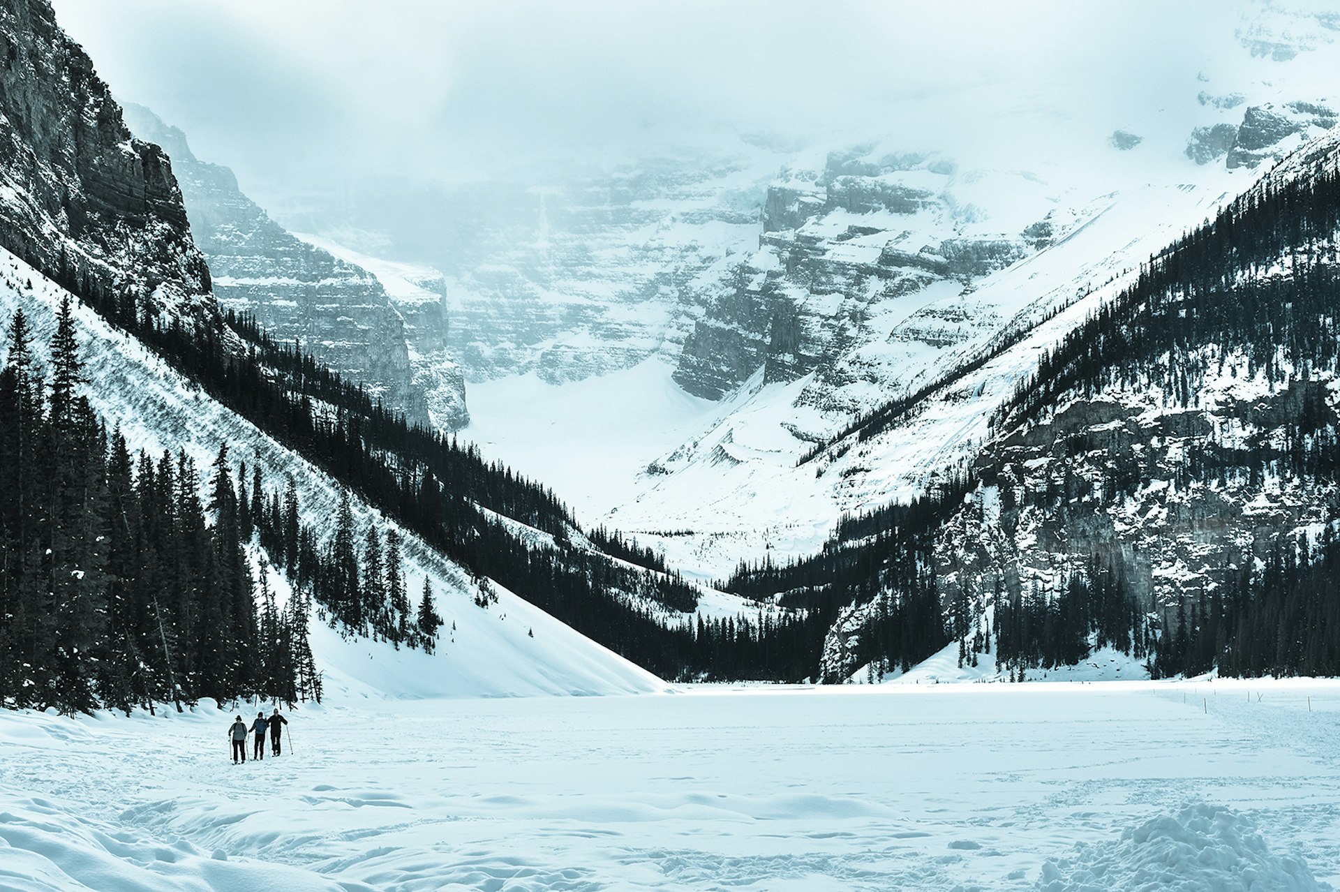 Features - Crosscountry skiers on Lake Louise