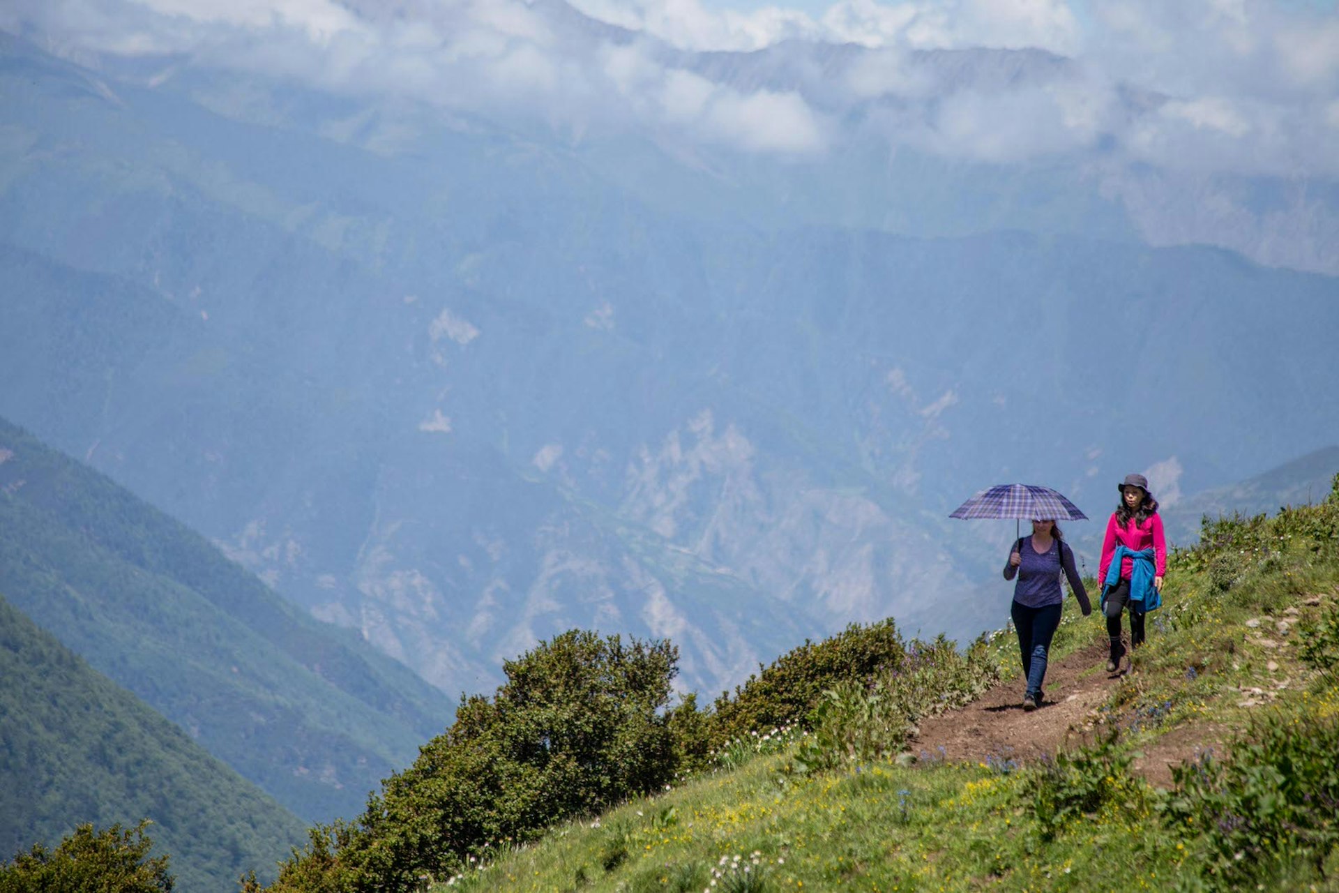 Haizi Valley hiking: unparalleled views of tTrans-Himalaya ridges © Stephen Lioy / Lonely Planet