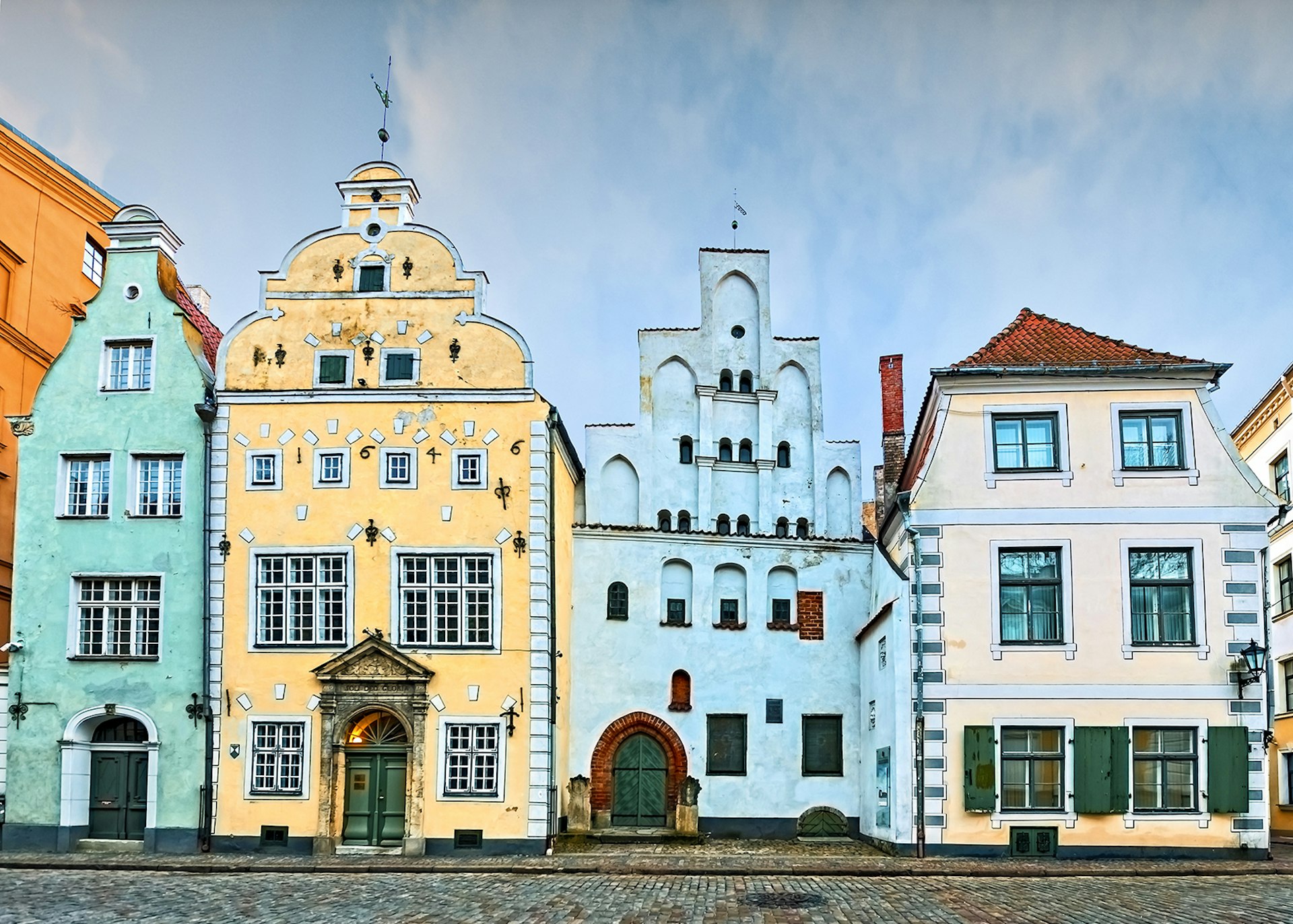 Medieval buildings in old Riga city, Latvia © Sergel / Shutterstock