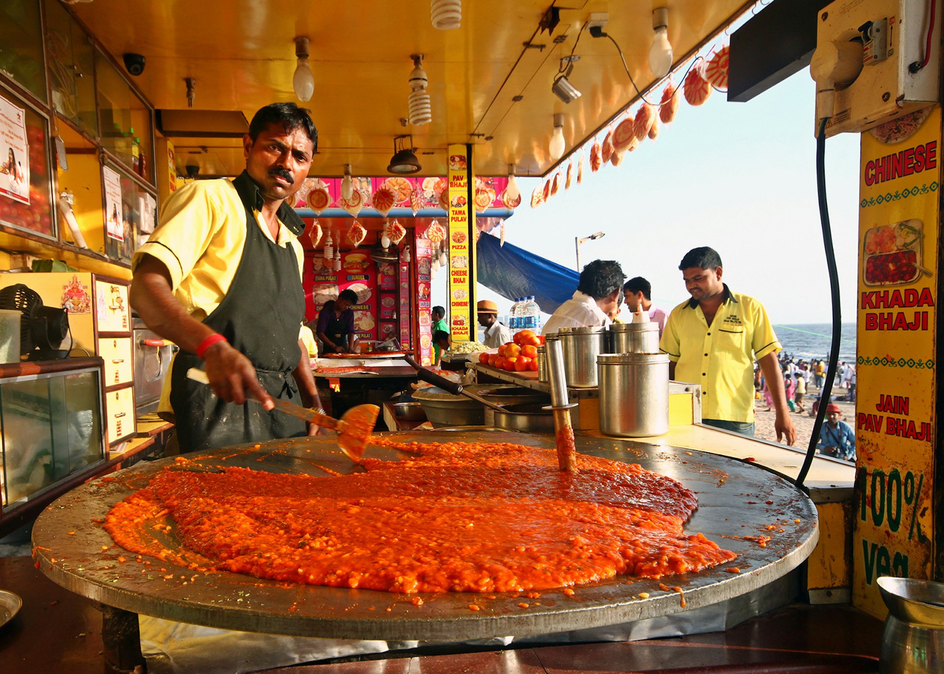 A street food stall at Juhu Beach, Mumbai © silentwings / Shutterstock