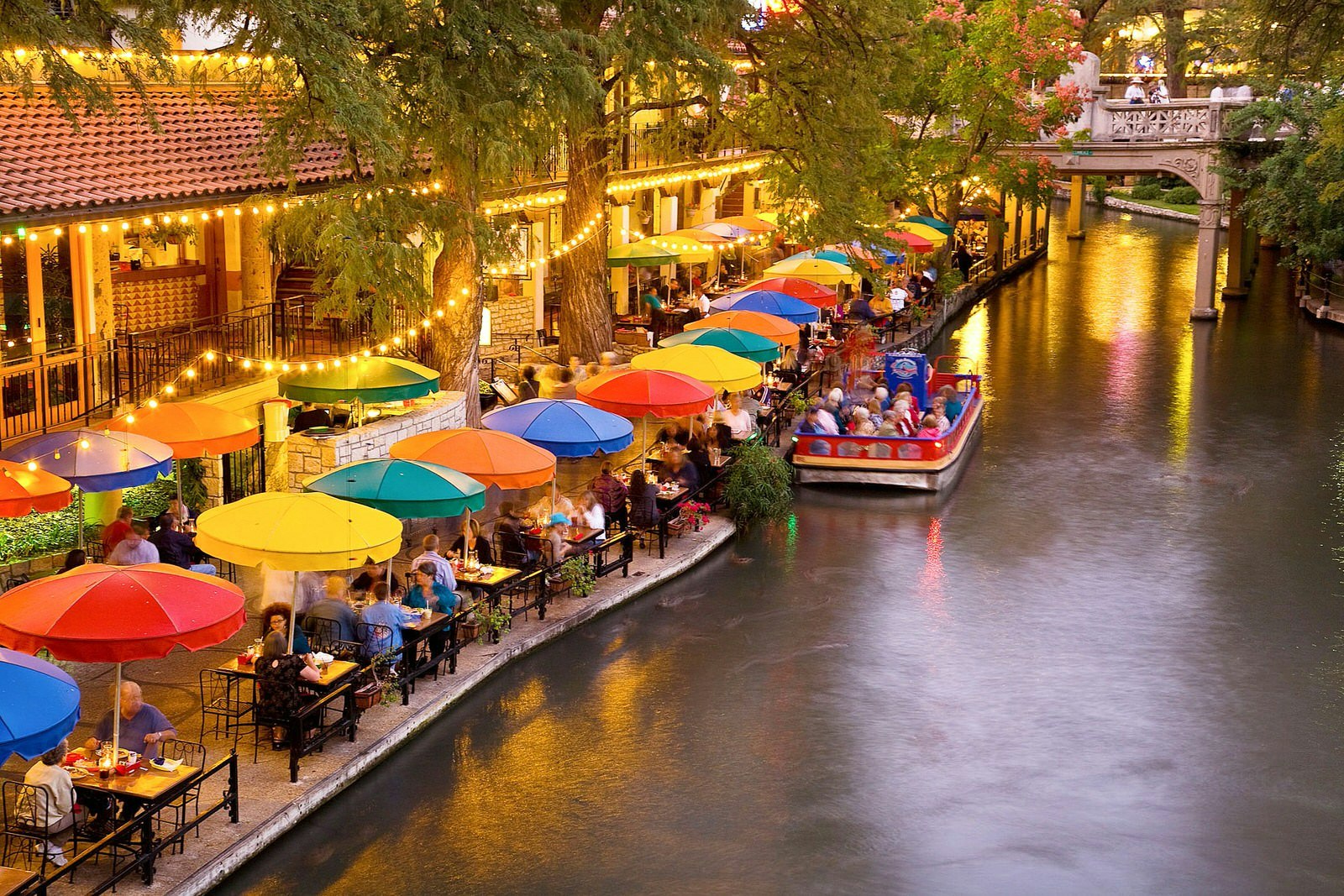 Diners take a break along the San Antonio River Walk © Stuart Dee / visitsanantonio.com