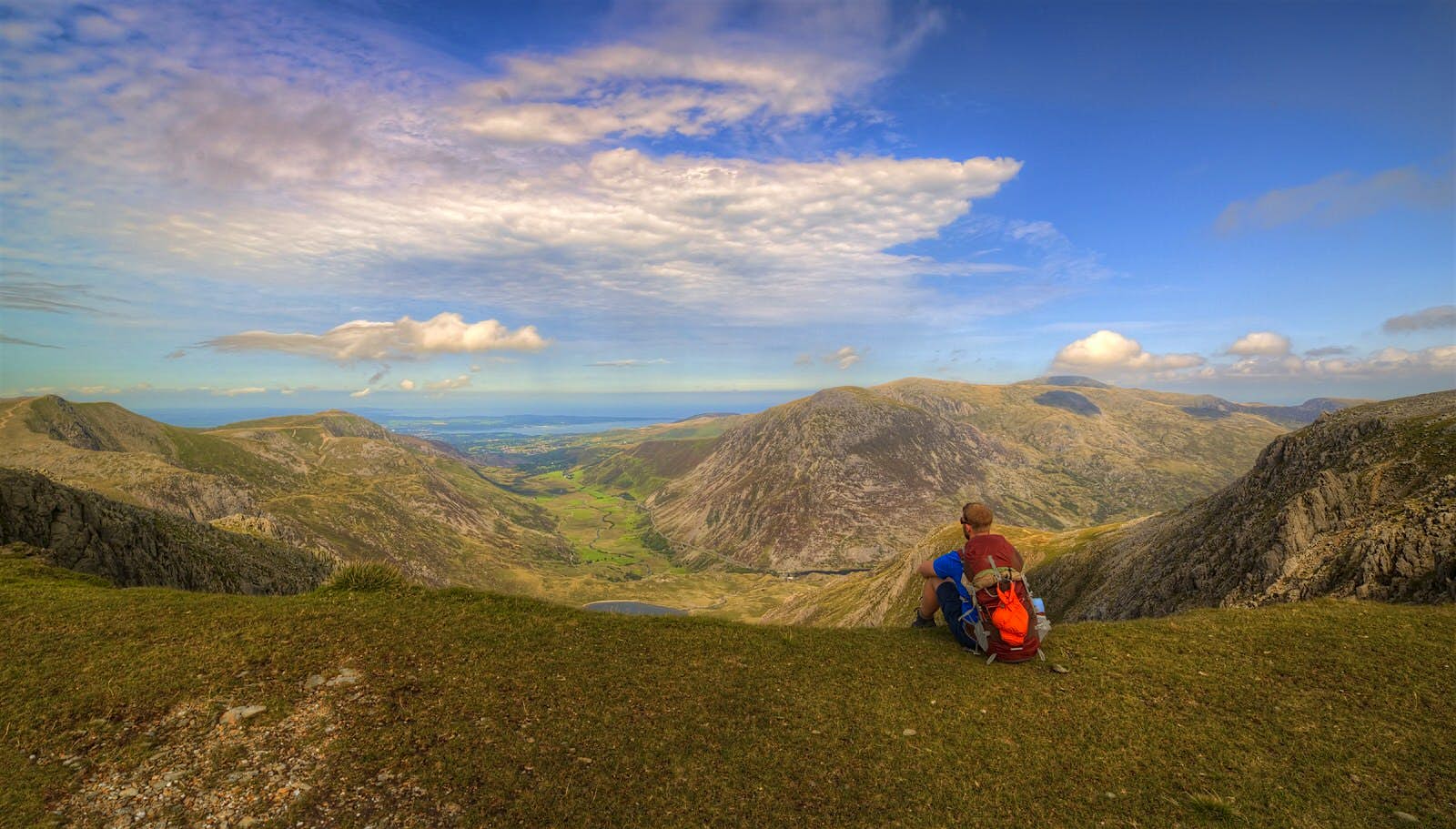 Features - shutterstock_483362929-b22a9b1403a9 A hiker gazes down from Gylder Fach, near Llyn Ogen © Sebastien Coell / Shutterstock
