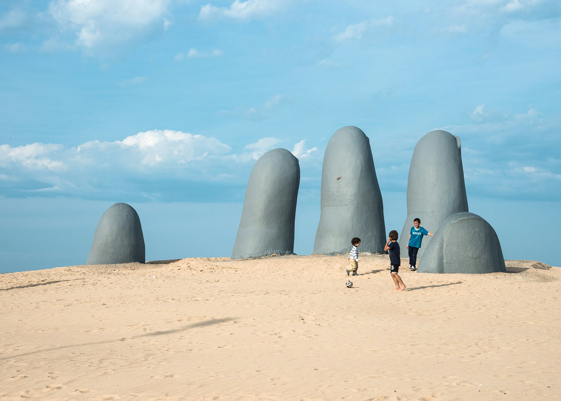 A sculpture on the beach in Punta del Este, Maldonado, Uruguay © Ksenia Ragarina / Shutterstock