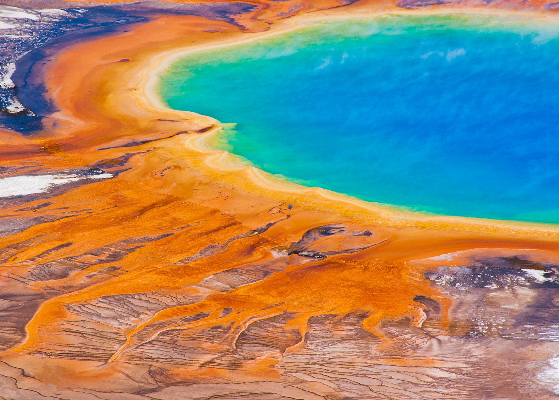The Grand Prismatic Spring in America's Yellowstone National Park © Lorcel / Shutterstock