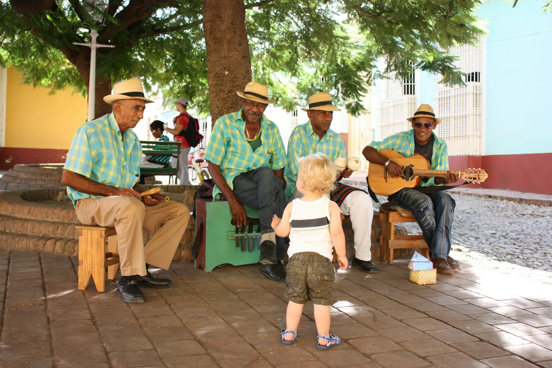 Family travel myths: Too hot? Seeking out shade (and street entertainment) can do wonders © Lorna Parkes / Lonely Planet