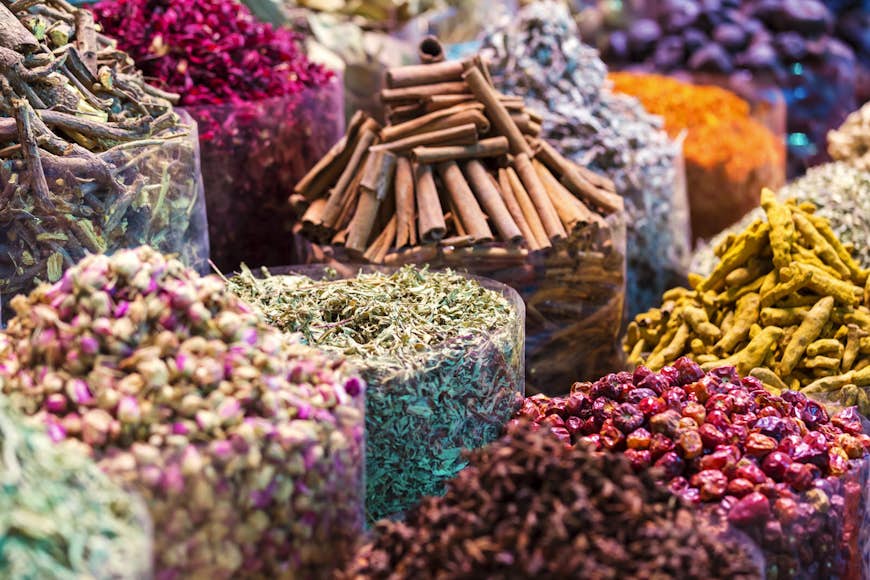 Gör ett fynd eller två i Dubais berömda kryddsouk © Matteo Colombo / Getty Images