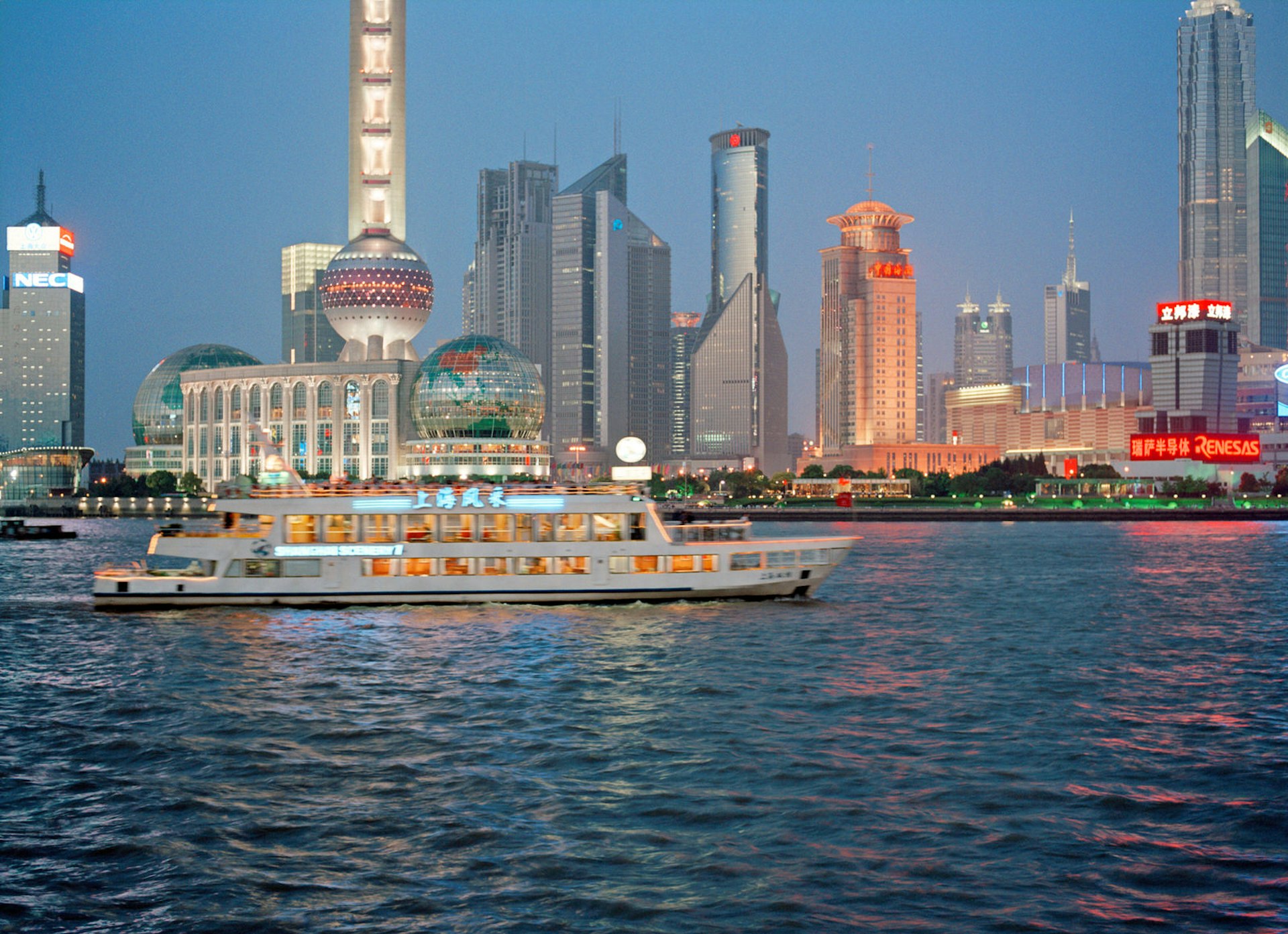 Tour the Huangpu River for next-to-nothing on the Shanghai Ferry © xPACIFICA / Getty