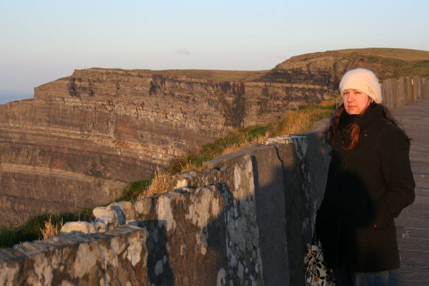 Lonely Planet Destinationsredaktör Megan Eaves poserar på Atlantkusten, Irland © Megan Eaves / Lonely Planet