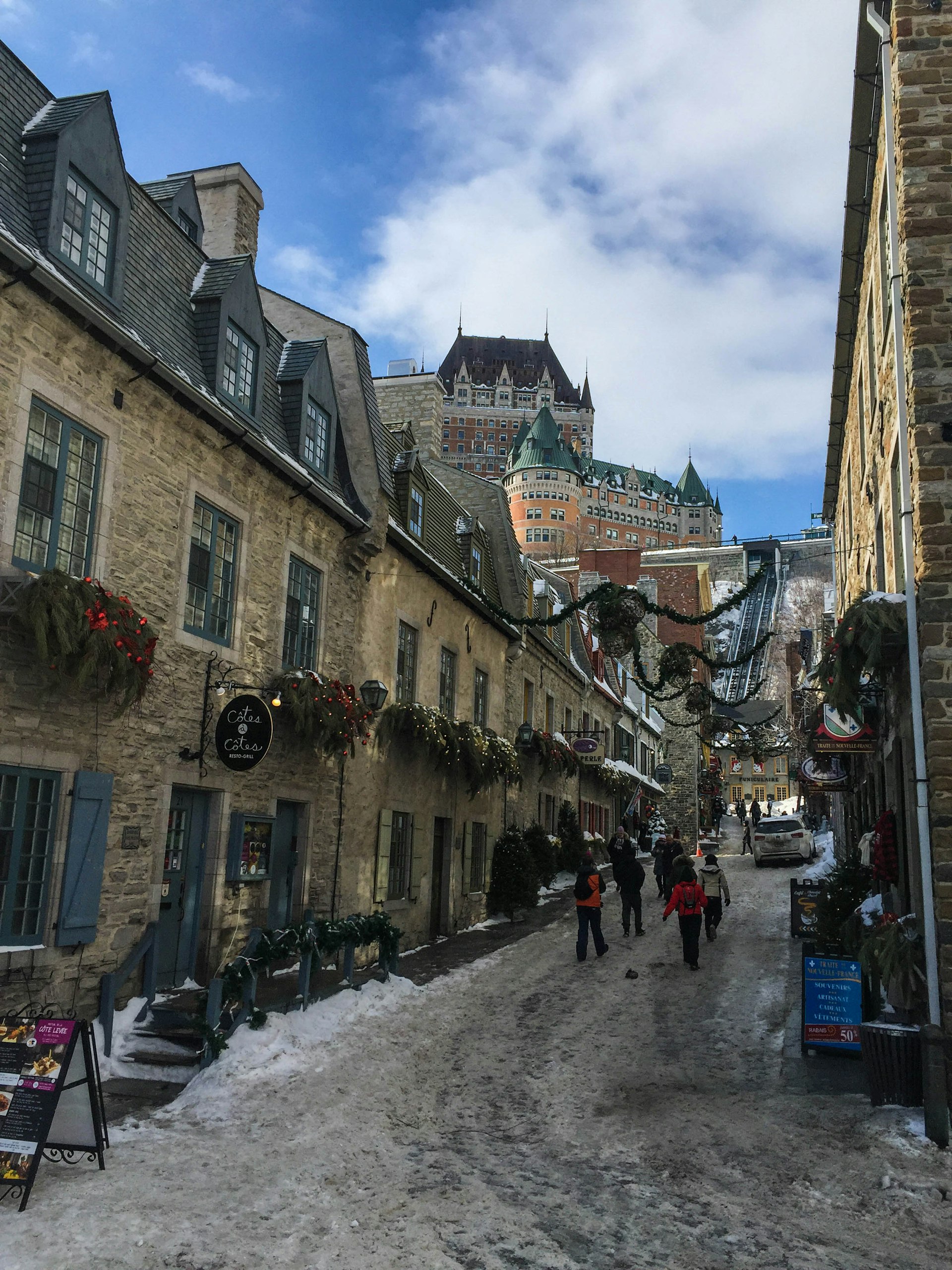 The quaint, snow-lined streets of Québec City © Tom Stainer / Lonely Planet