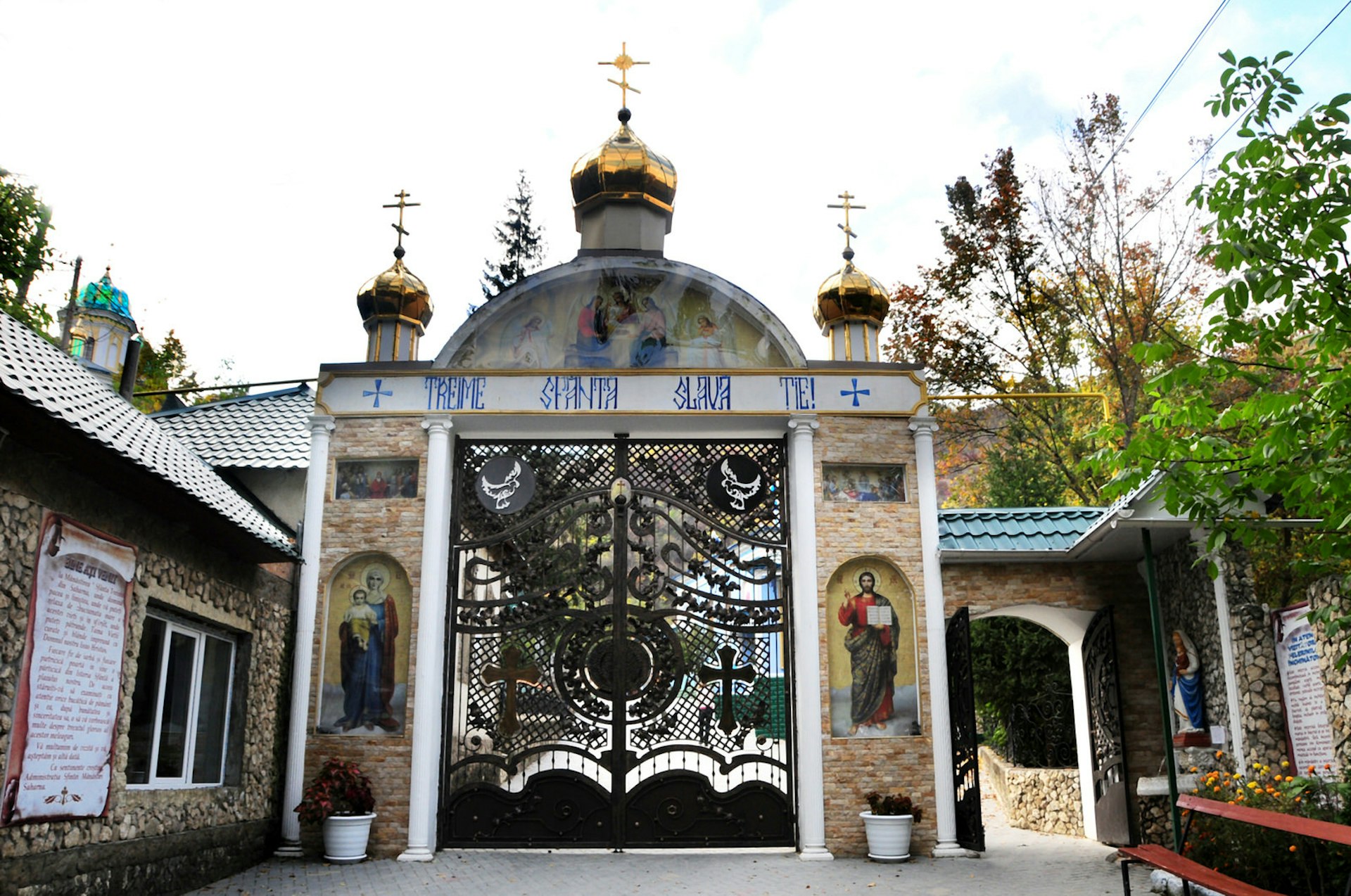 Entrance gate to the Saharna Monastery © Andrienko Anastasiya / Shutterstock