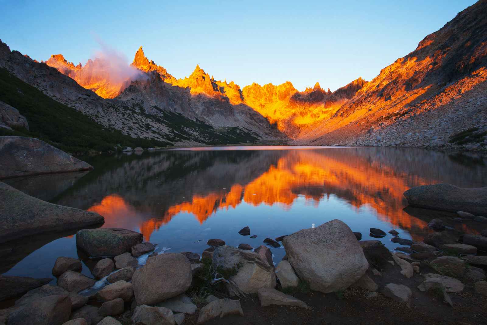 The irresistible mountain lake at Refugio Frey © sunsinger/Shutterstock