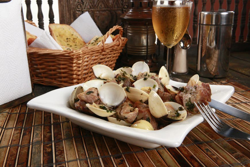Fläsk och musslor förenas i carne de porco à Alentejana © REDAV / Shutterstock