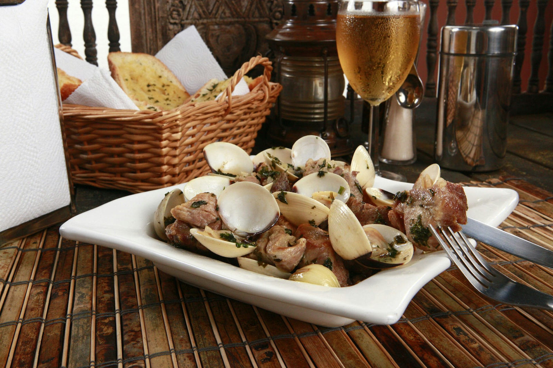 Pork and clams unite in carne de porco à Alentejana © REDAV / Shutterstock