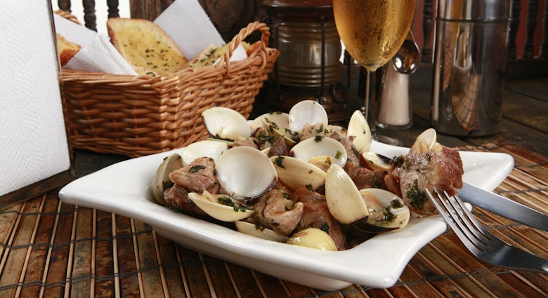 Pork and clams unite in carne de porco à Alentejana © REDAV / Shutterstock