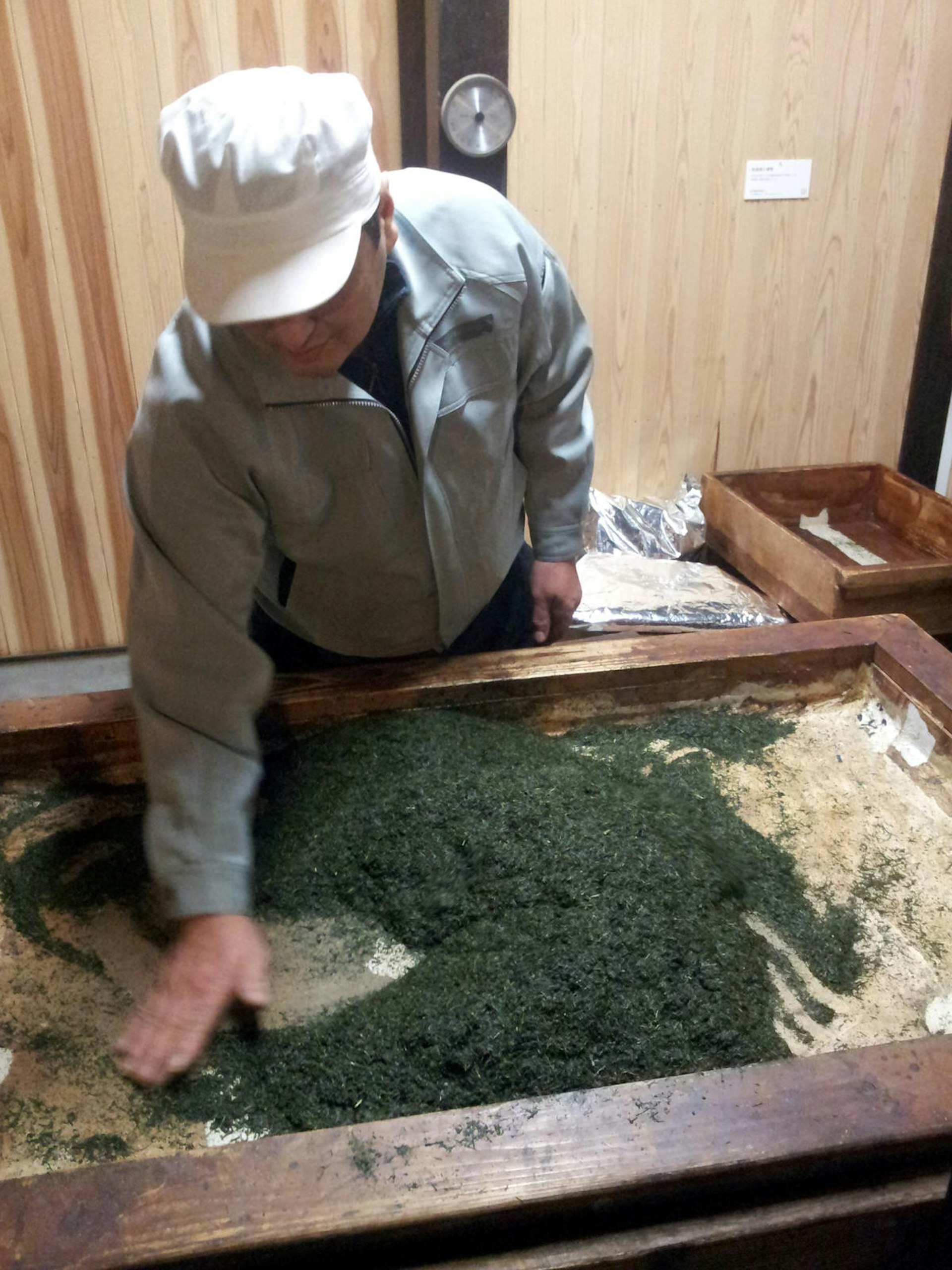 Traditional tea leaf drying method at Konomien