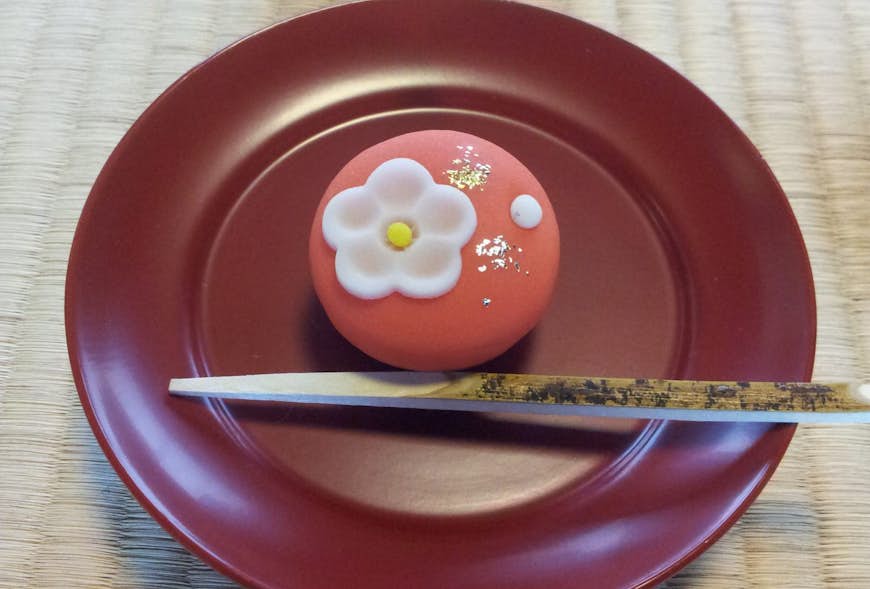 Bildperfekt wagashi (japansk sötsak) på Konomen