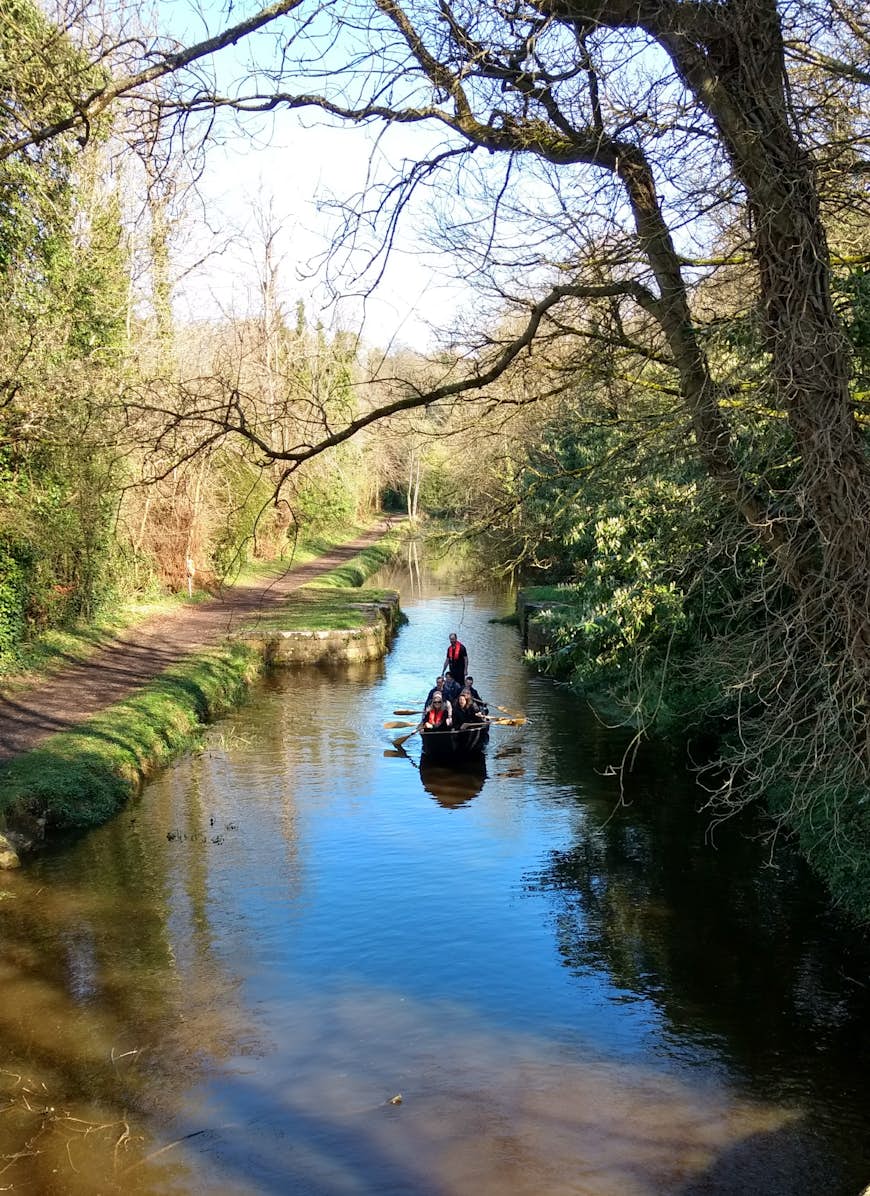 Den pittoreska Boyne Navigation-kanalen kan utforskas på en traditionell currach © James Smart / Lonely Planet