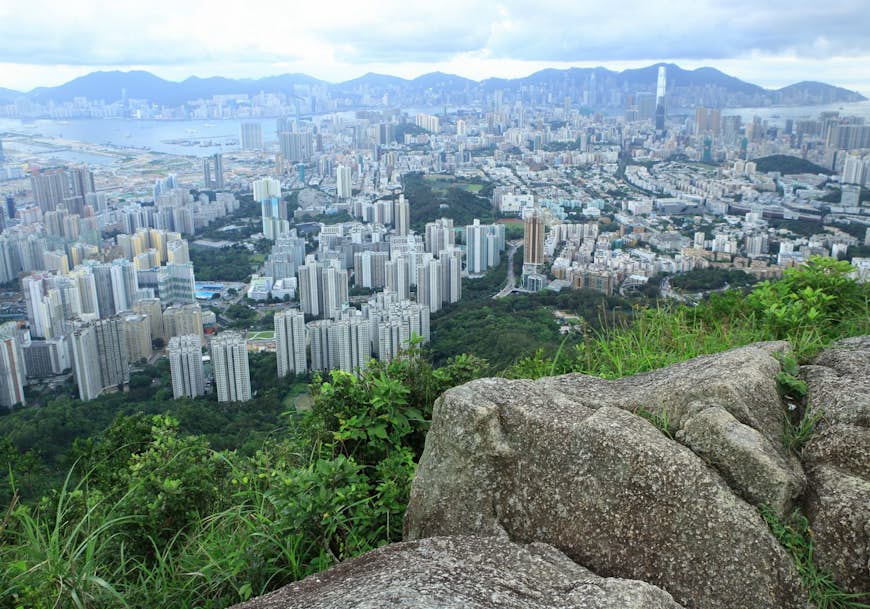 Den häpnadsväckande utsikten från Lion Rock i Kowloon © wattana / Shutterstock