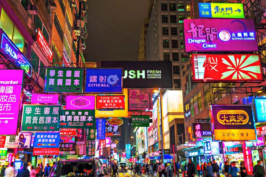 Hongkongs neonljus exploderar i en explosion av färg på natten © Christian Mueller / Shutterstock